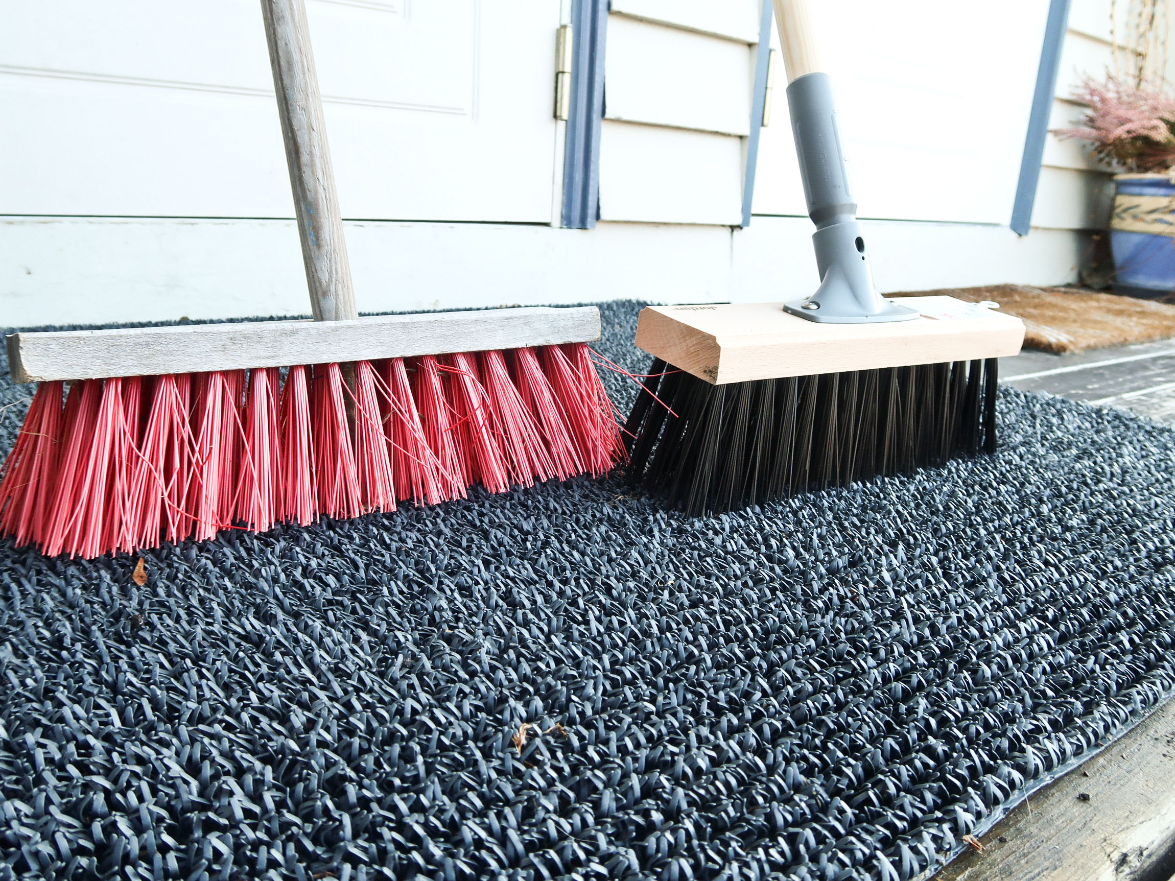 Gatekost koster vekk vinteren