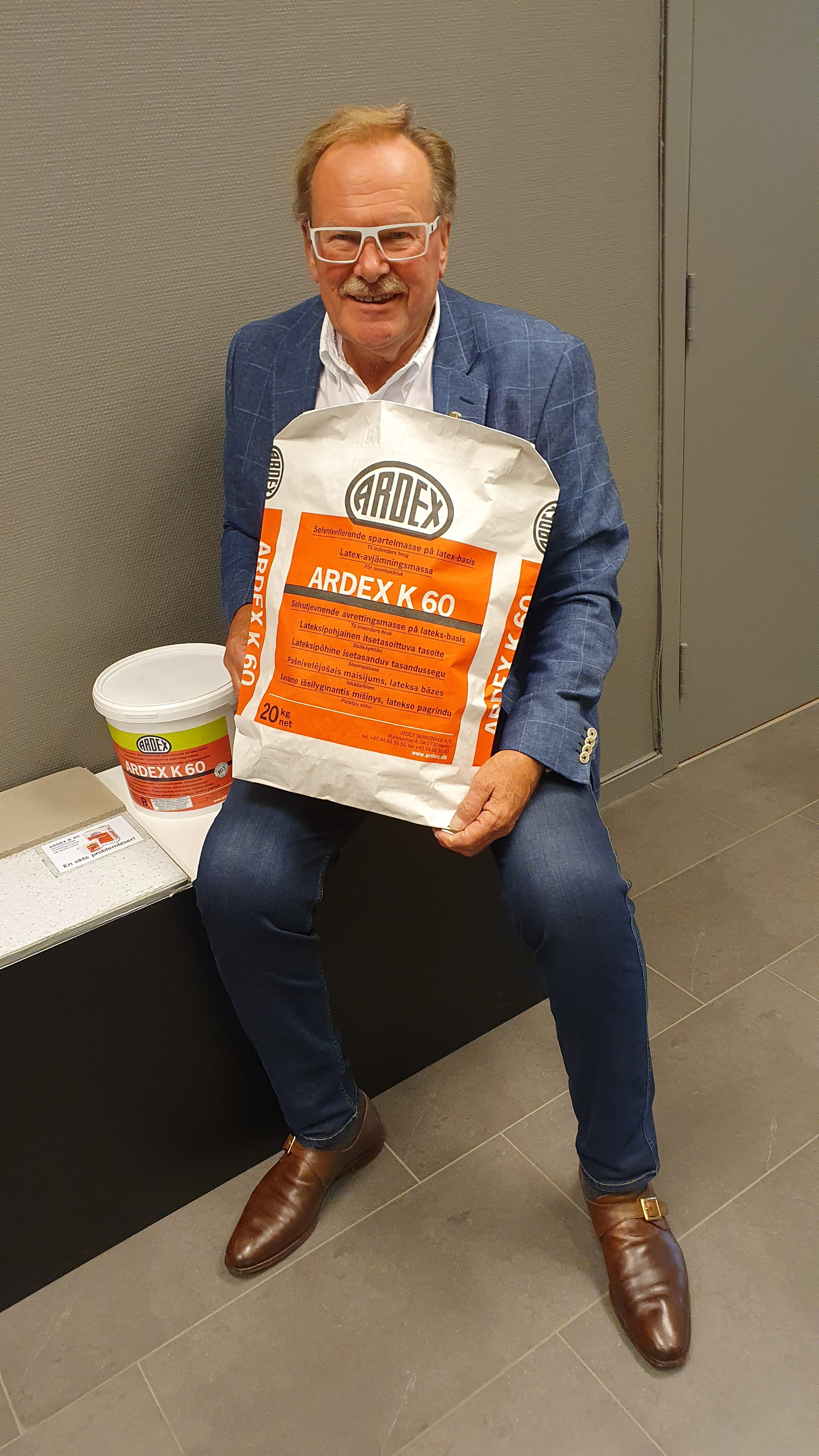 Terje Strømbom Larsen holder en sekk med sparkelmasse