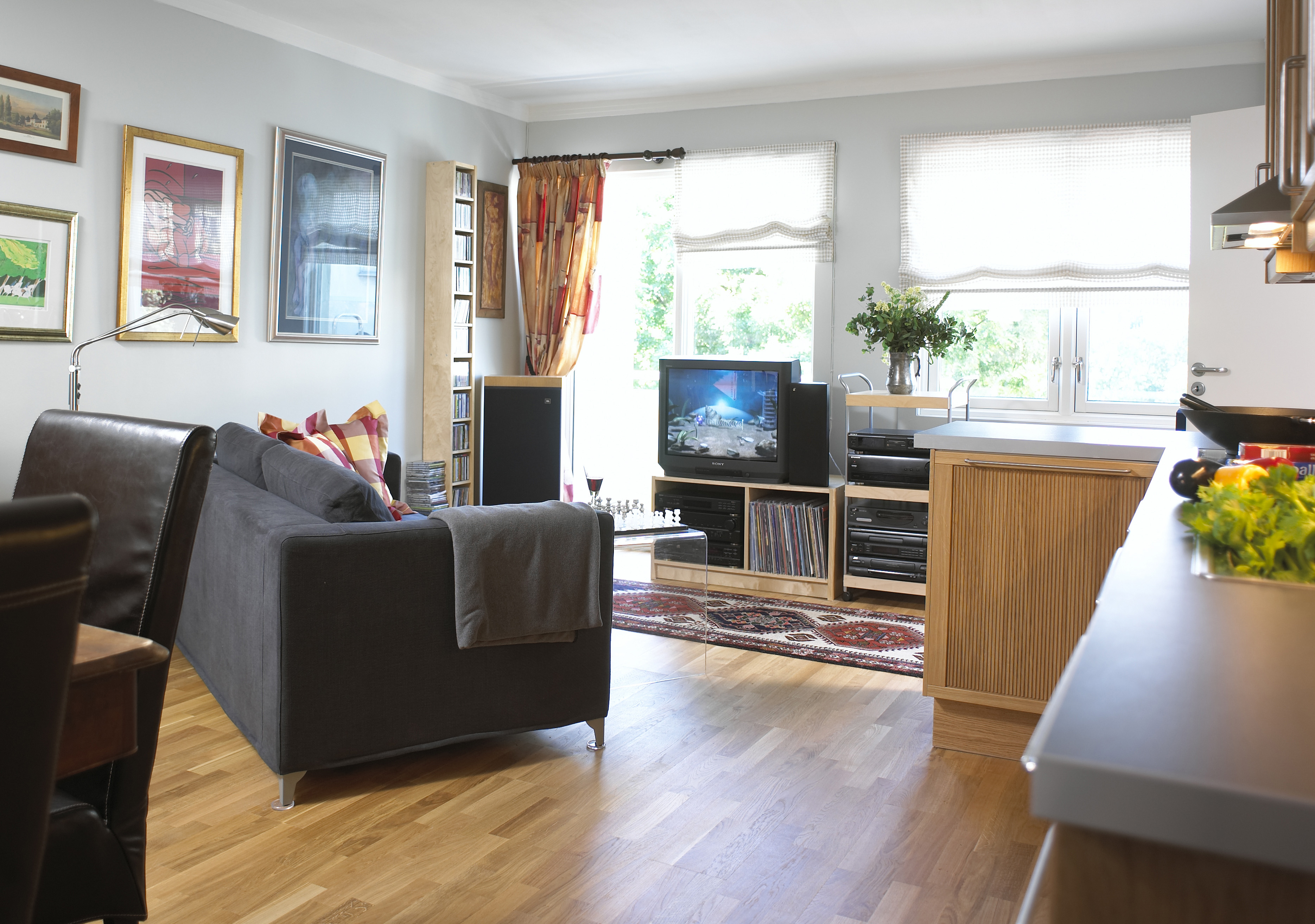 Kjøkkenet inn i stua 