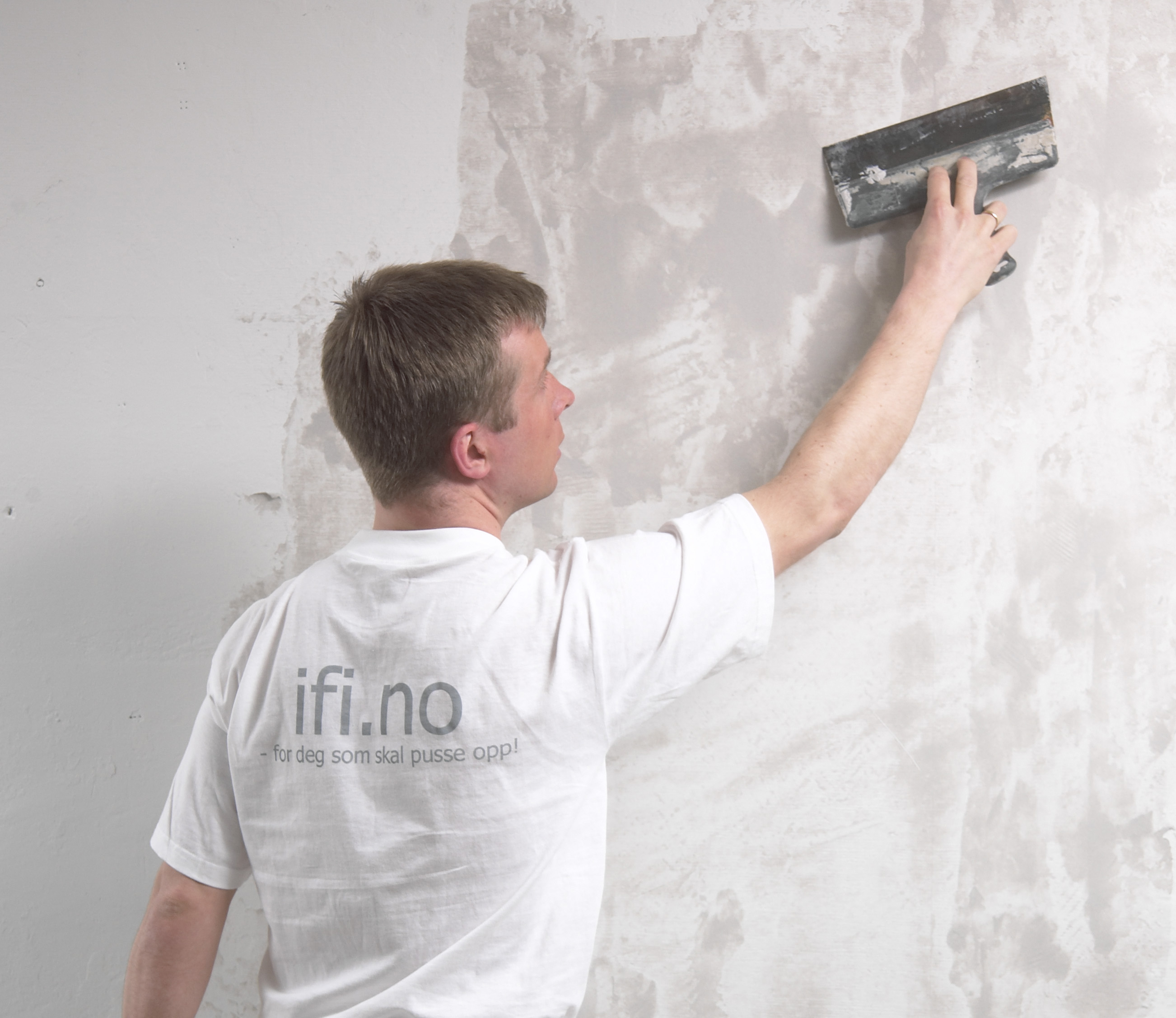 Ved håndsparkling legges sparkelmassen på med en bred sparkel og trekkes av med en litt smalere. 