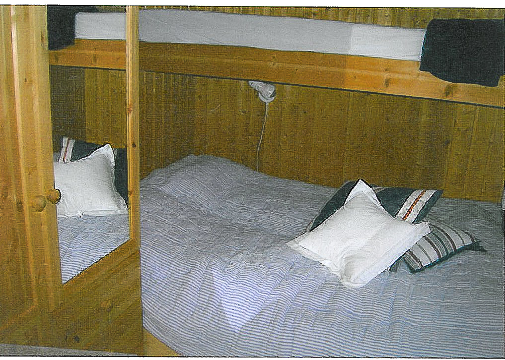 Mørkegult og trangt, med køyene noe upraktisk plassert. 