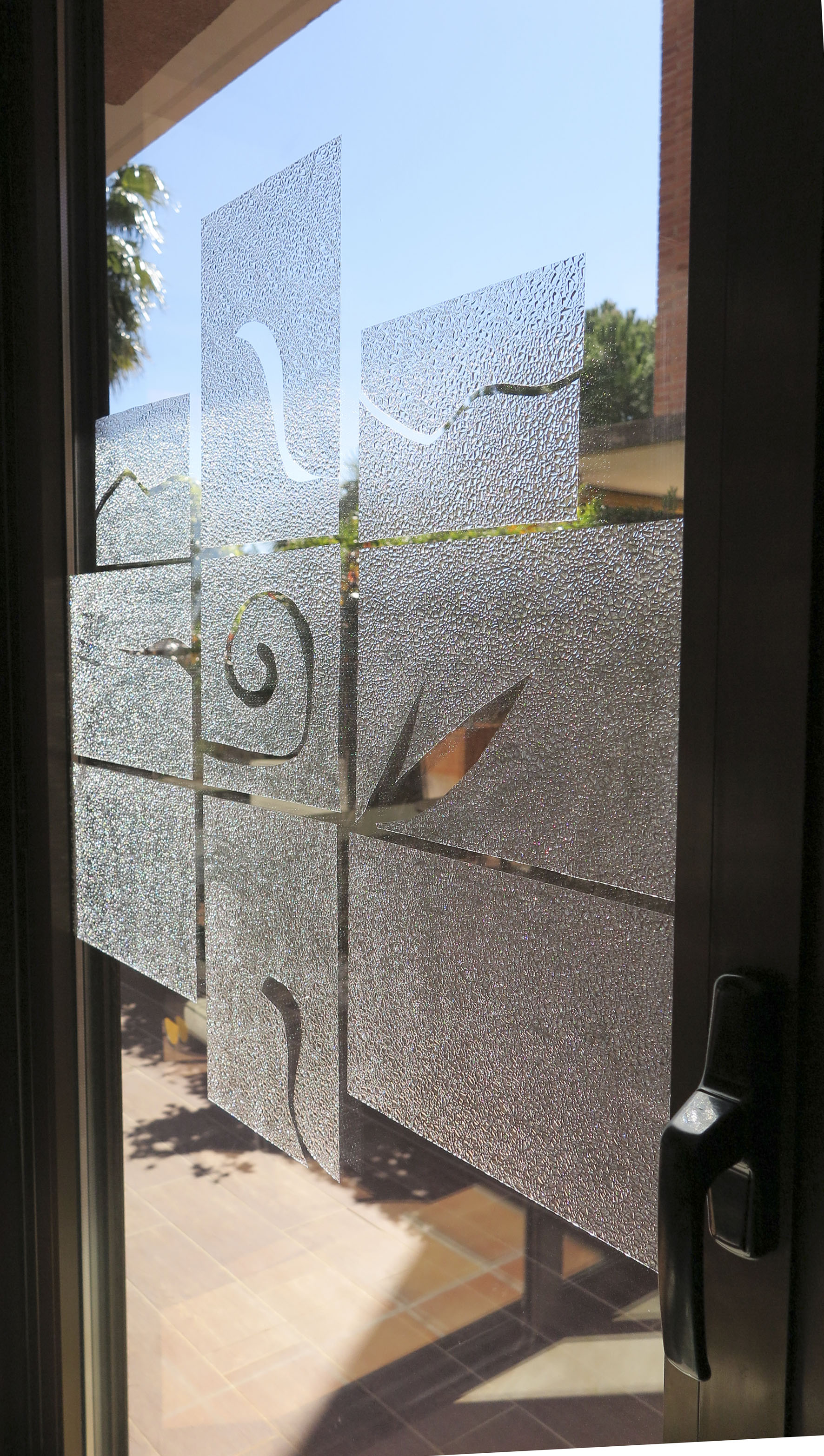 Folien «Classic dekorasjon» kan man selv skjære ut og lage mønster i en nøytral folie.