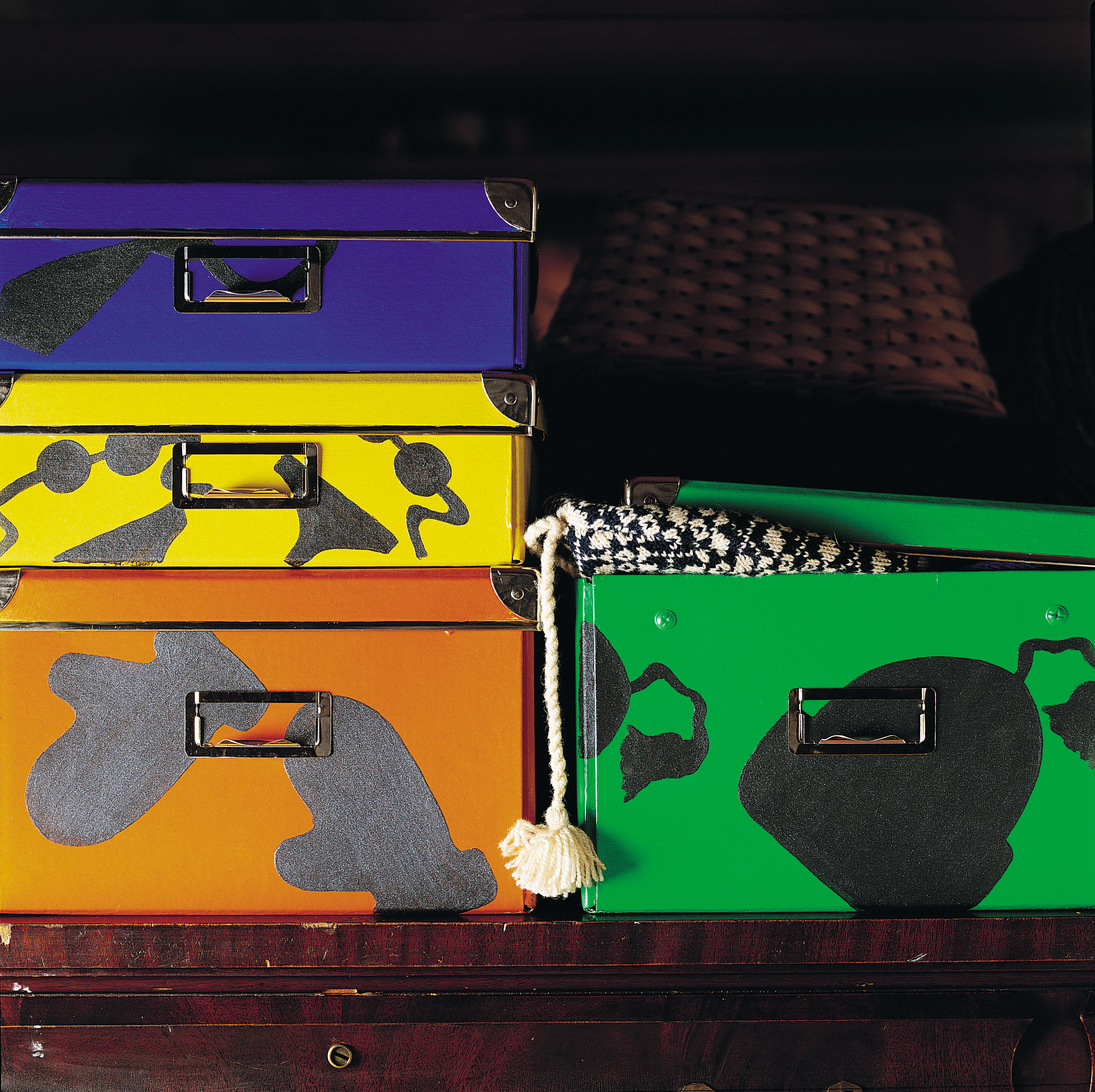 Esker, hyller og småmøbler kan fort piffes opp med farge!