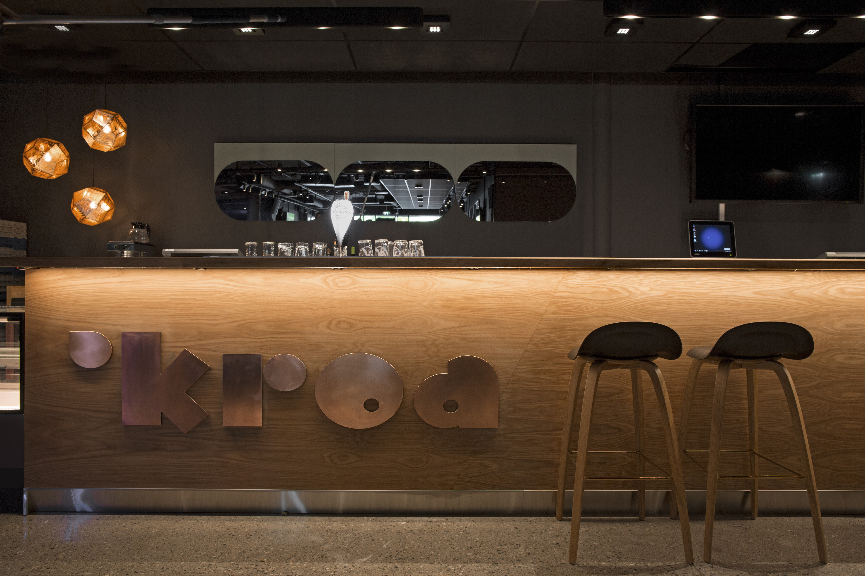 På studentkafeen Kroa på BI i Oslo er det brukt oljet eik og kobber for å få fram lunhet og glød i interiøret. Det er DIS Interiørarkitekter MNIL som står bak interiøret. Foto: Kjetil Gudem