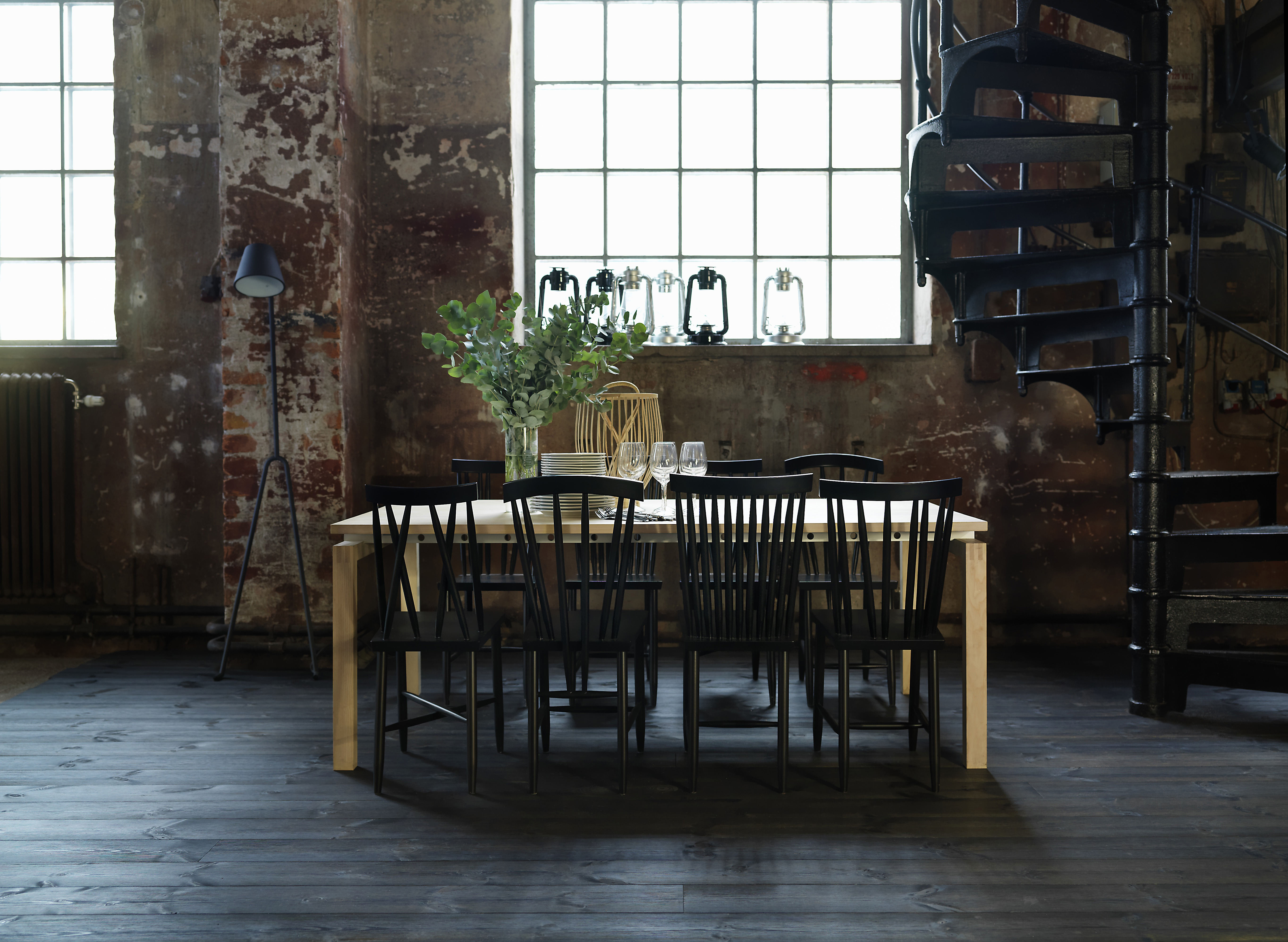 Heltregulv i en sort og dramatisk variant.