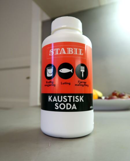 KONGEN AV LUT: Kaustisk soda kan brukes til å fjerne maling, rengjøre eller til luting av fisk. 