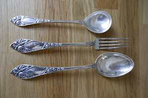 Spiseskje, teskje og gaffel av sølv som har stått lagret i mange år.
