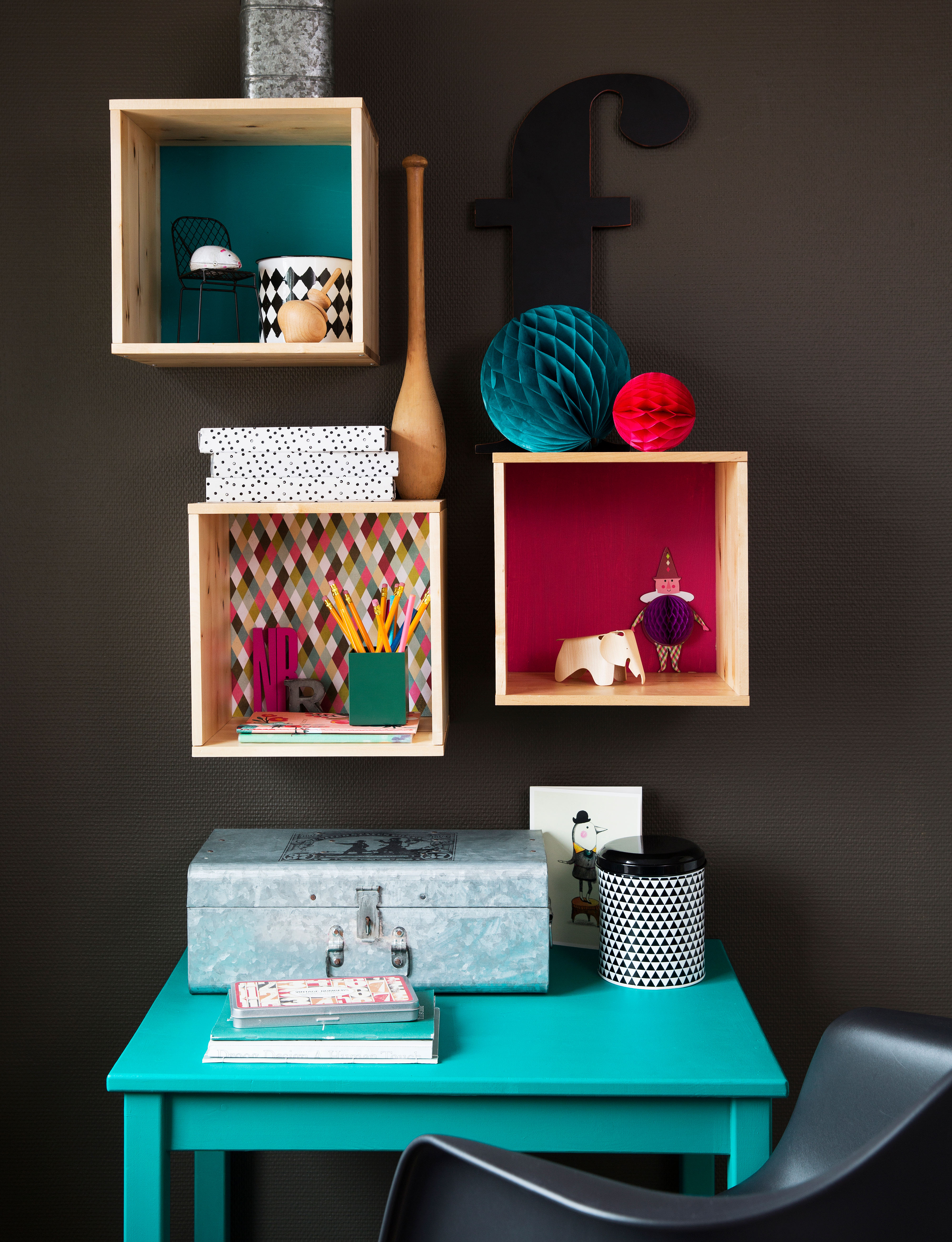 Mot en mørk bakgrunn, S7502-Y, kommer fargeklattene til sin rett. Bruk tapetrester, malingsrester eller stoffstykker til å kle baksiden hylleboksene, og mal møblene i en knallfarge for en personlig vri. (Foto: Nordsjö)