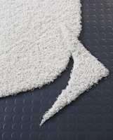 Lunt for føttene: Det flossede teppet kalles Puddle, er sklifritt og kan klippes til i det mønsteret man ønsker.