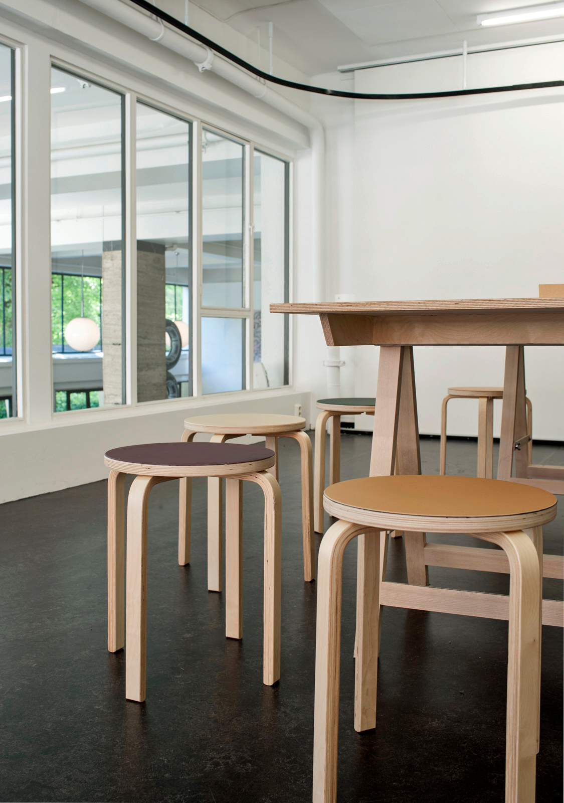 Krakkene har fått sitteflate av Desktop Linoleum i tre ulike farger: sennepsgul, grønn og en konjakkfarge.