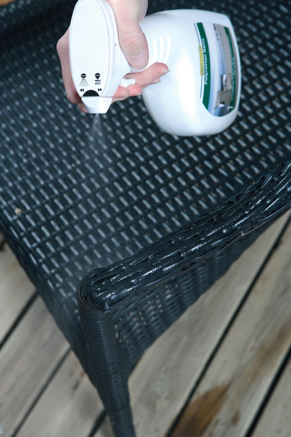 Det er en enkel og rask jobb &aring; vaske m&oslash;blene. Her med WOCA sitt rengj&oslash;ringsmiddel.