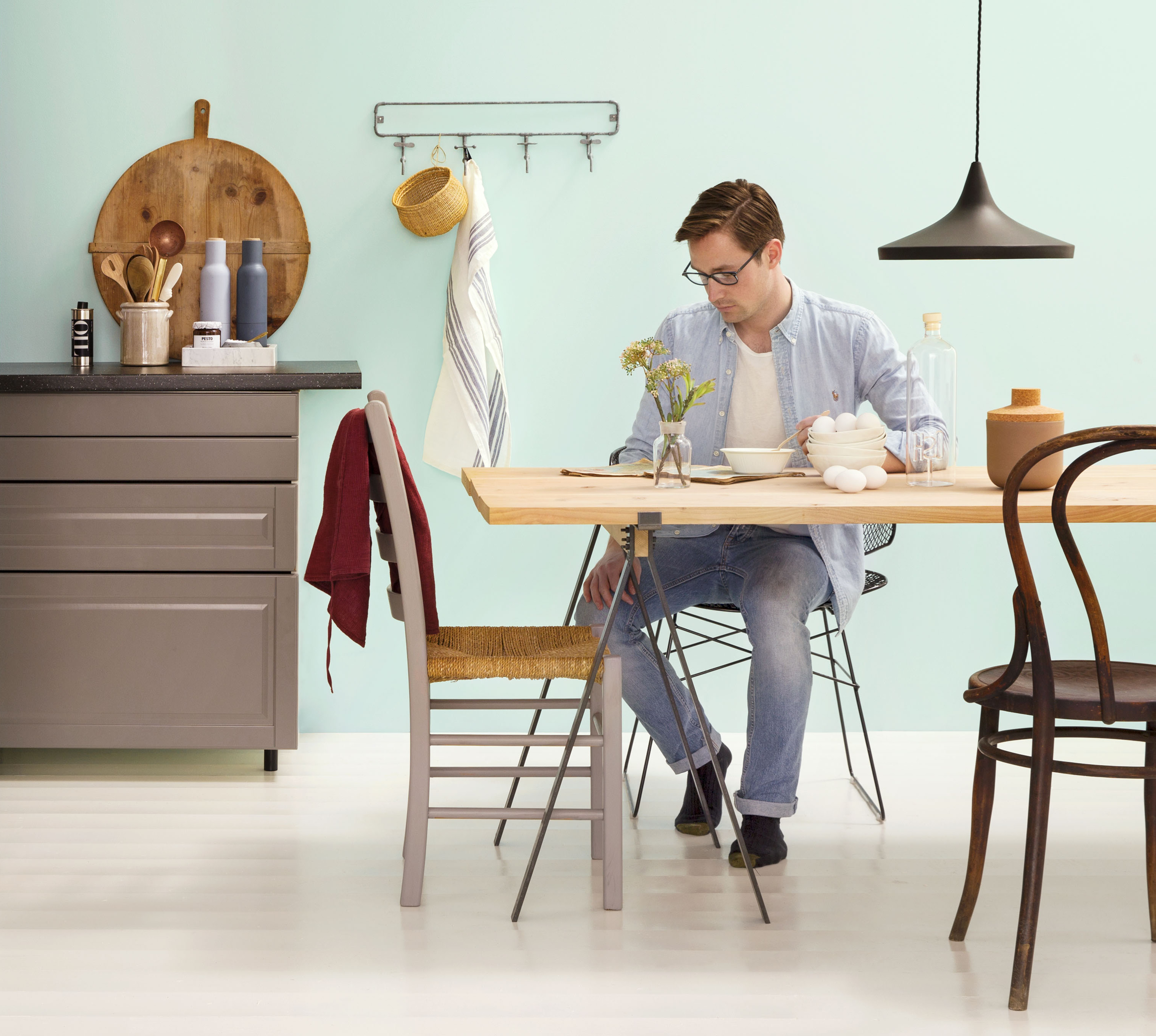 KVALITET: På kjøkkenet, særlig over benken, bør du bruke en maling som tåler litt mer. (Foto: Butinox Interiør)