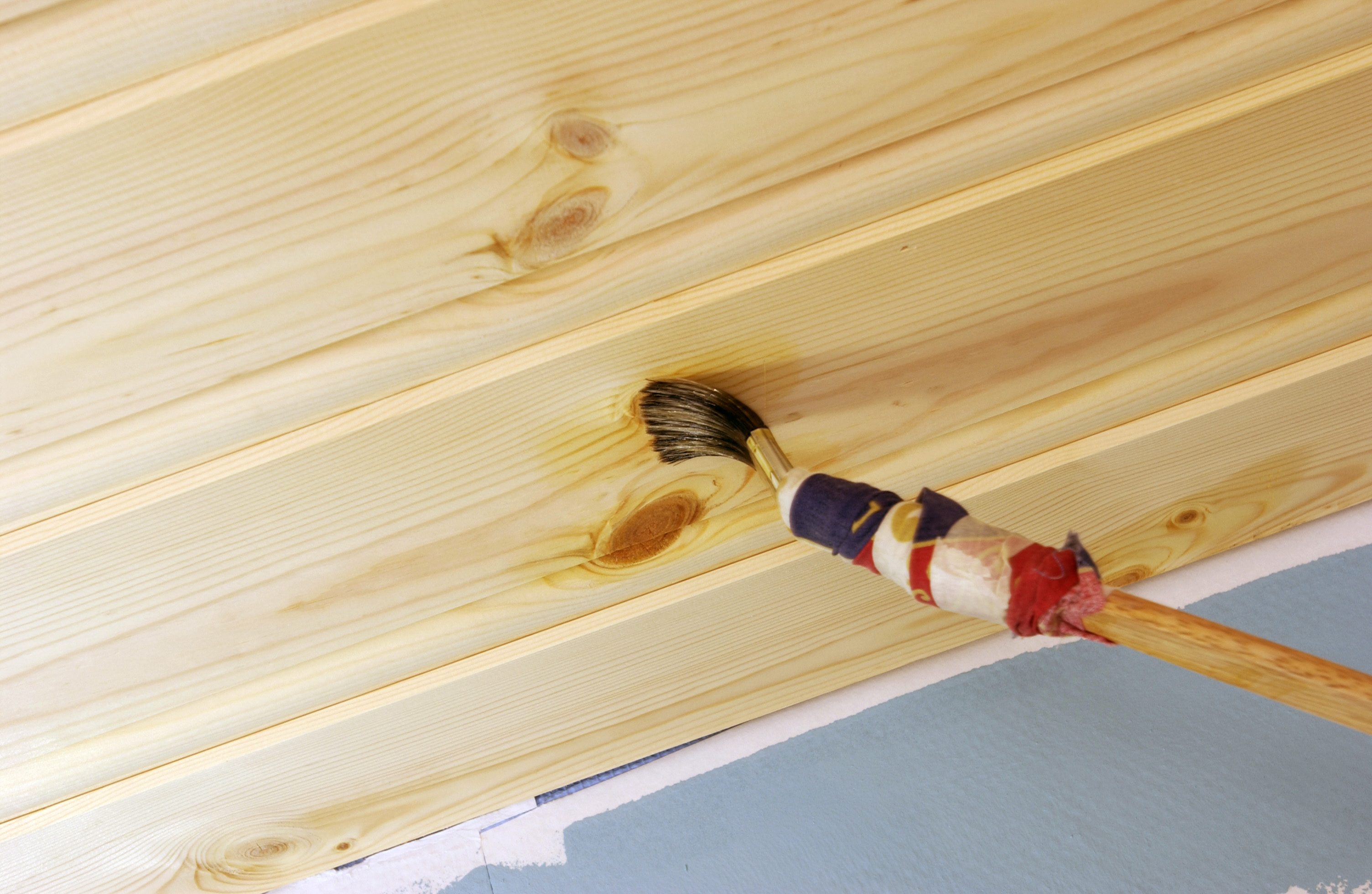 Større rom med hvite tak