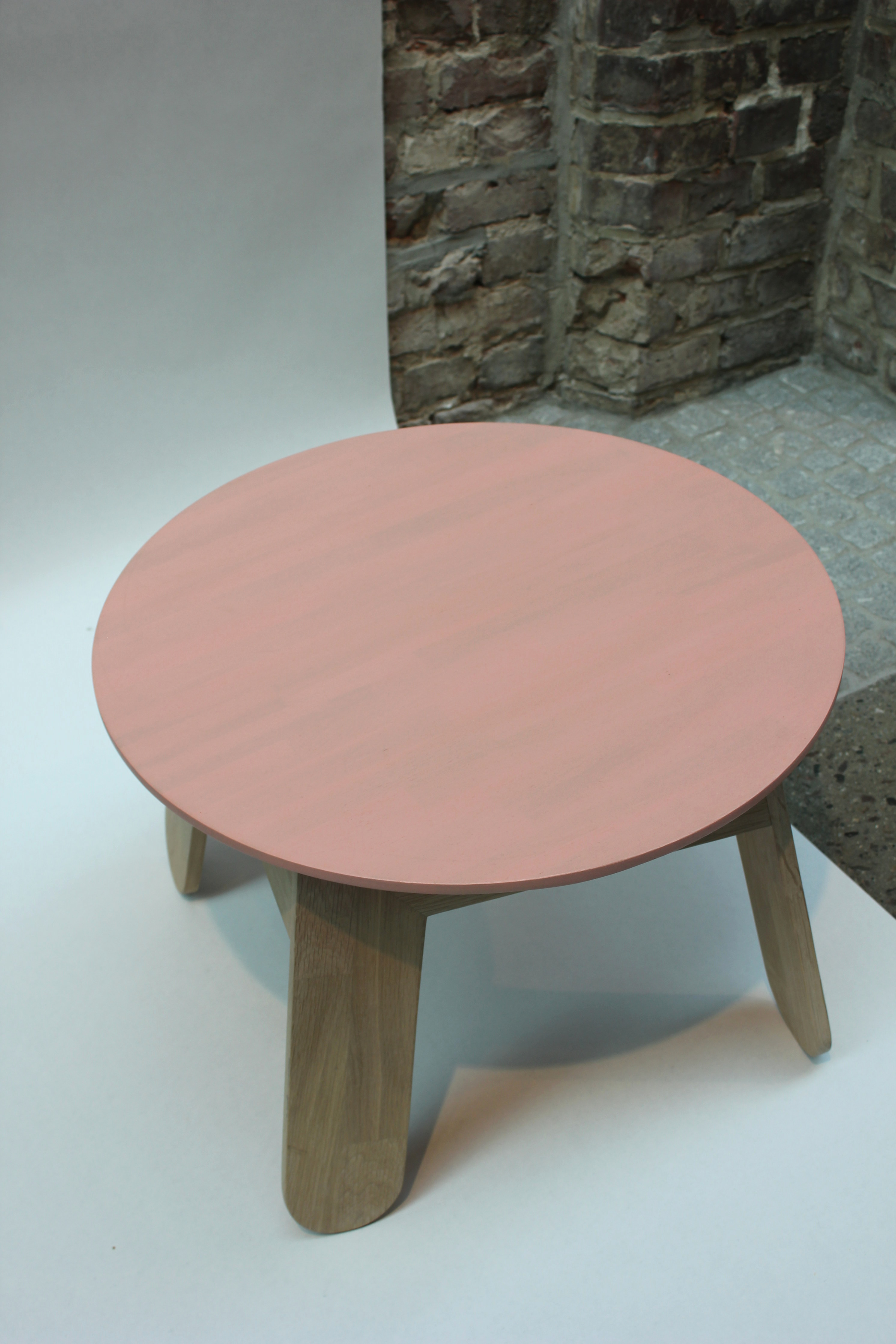 The L Table. Bordets understell består av fire L-formede deler som bordplaten hviler på. God design for flatpakking, av Sara Polmar.