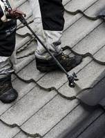 GJØR DET SELV: Å male taket er lettere enn mange tror. Det er også mulig å leie håndverkere til å ta seg av taket. Uansett: Tenk alltid sikkerhet først og bruk anbefalt sikringsutstyr!