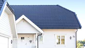 Taket på huset har stor estetisk gjennomslagskraft. Hvis du maler fasaden, men lar den gamle taksteinen være, kan hele inntrykket av velstelt hus forringes.