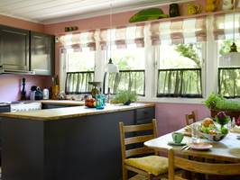 Kjøkkenet fikk en ny atmosfære, men blanke gråmalte kjøkkenskap, malt i oljemaling. Til bakgrunnsfargen lys rosa.