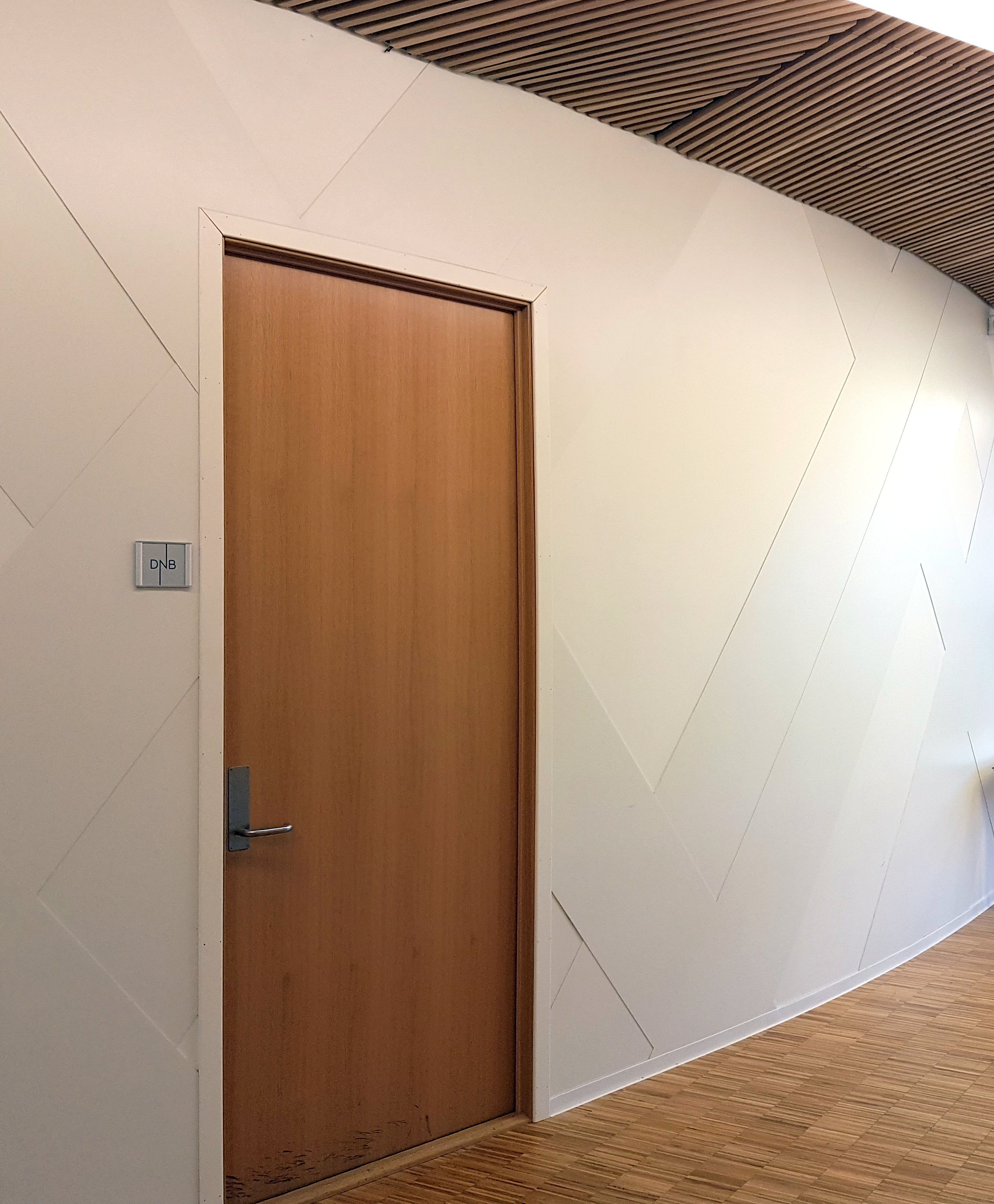 LAG PÅ LAG: DNB-kontoret i Trondheim fikk vinyl skåret i remser og lagt i forskjellige lag for å få dybdevirkning. (Foto: Ehrenborg)