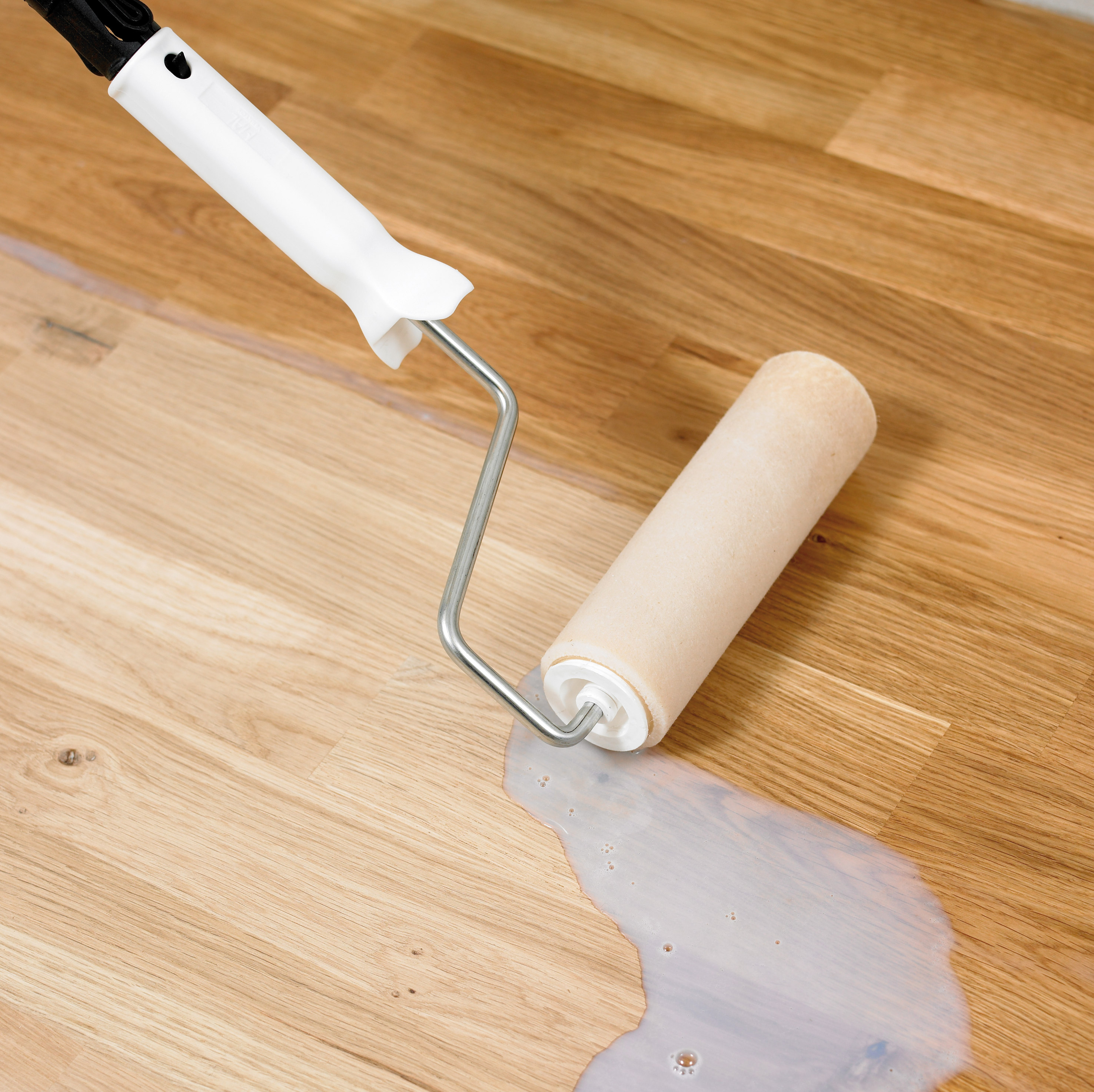 Endelig klart for lakkering. Og husk at det anbefales to str&oslash;k. Da kan det g&aring; lenge til neste gang.