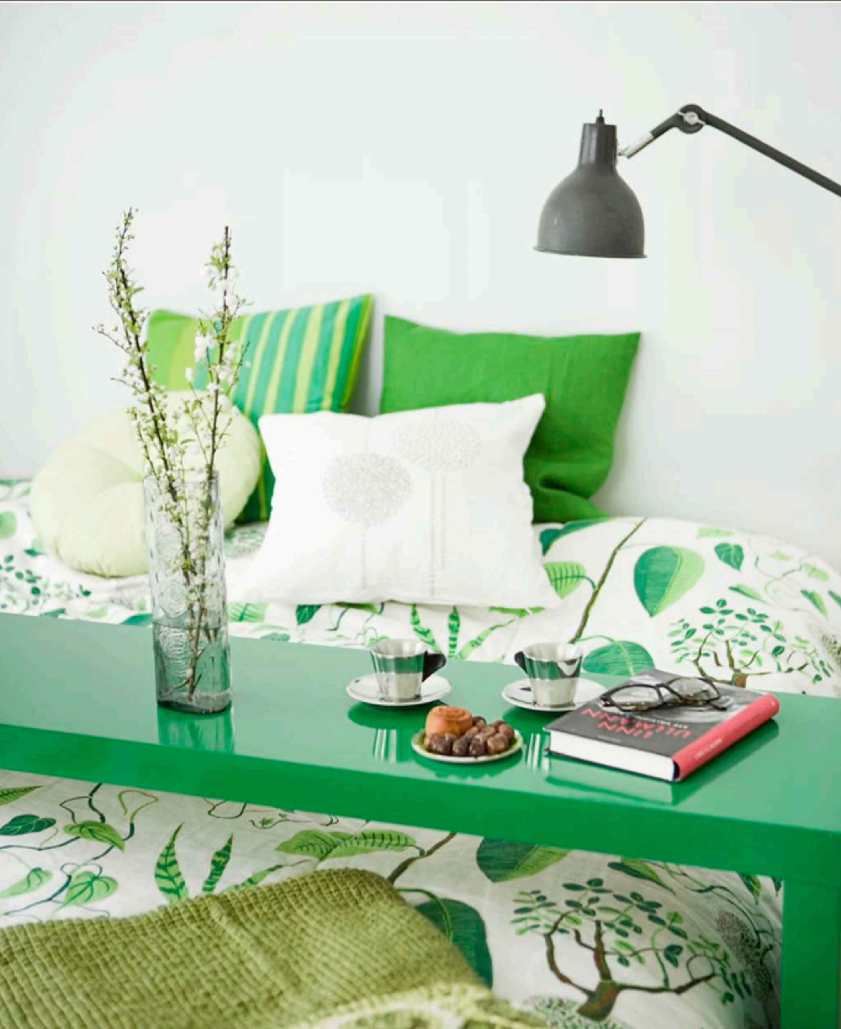 Bordet er malt med lakkfarge fra Beckers.