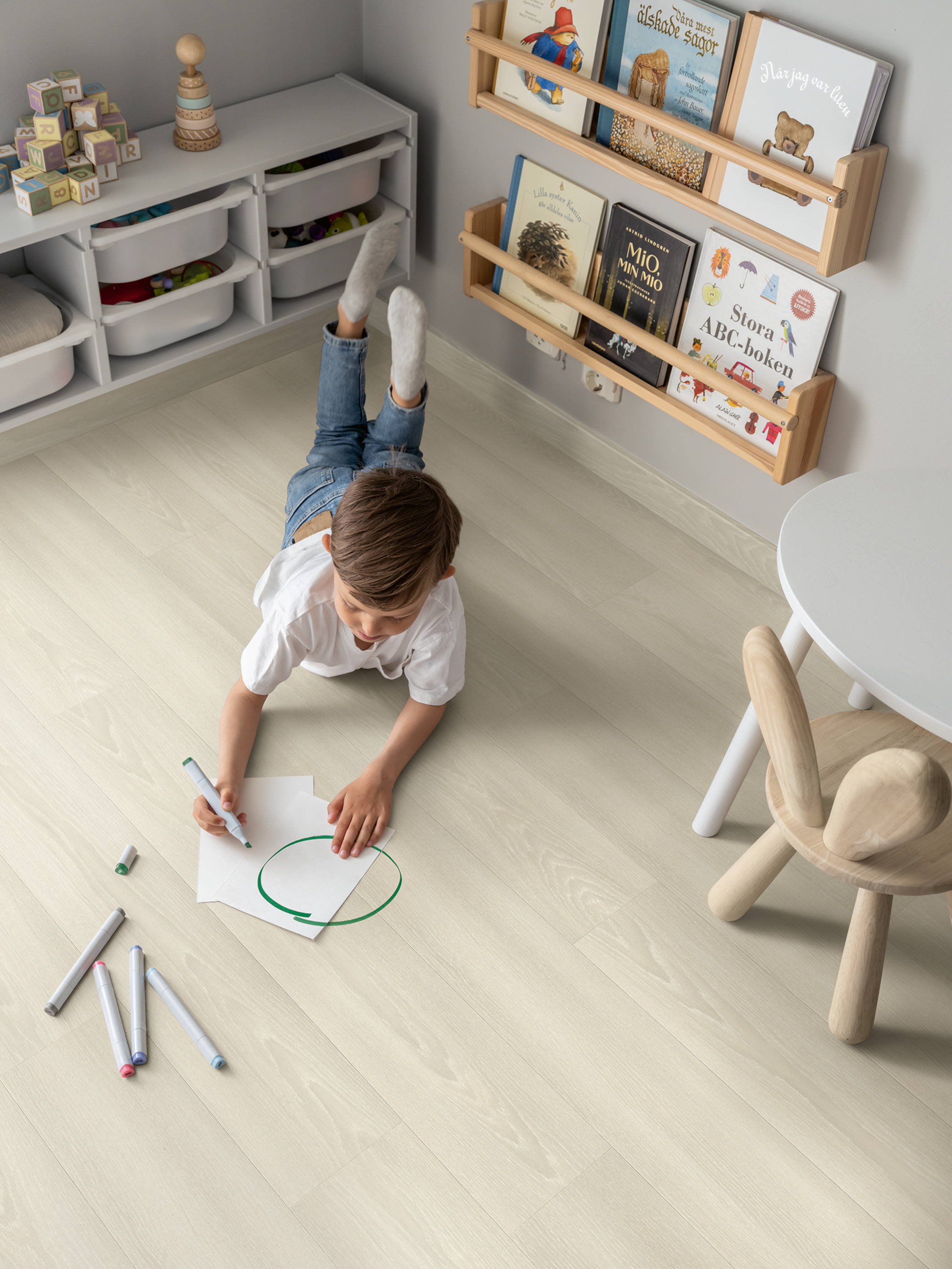 gutt tegner på gulvet