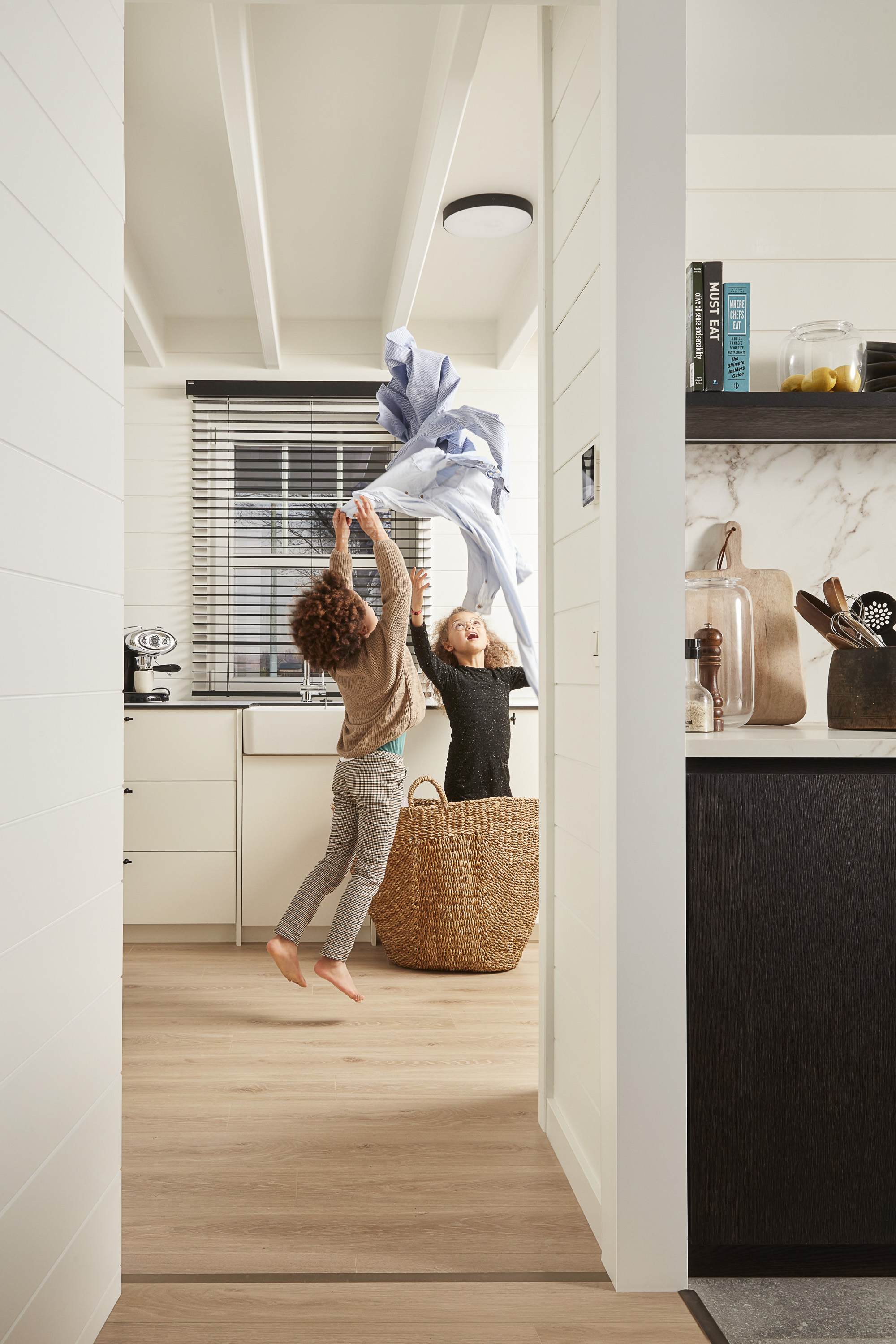 barn med kurv på gulvet