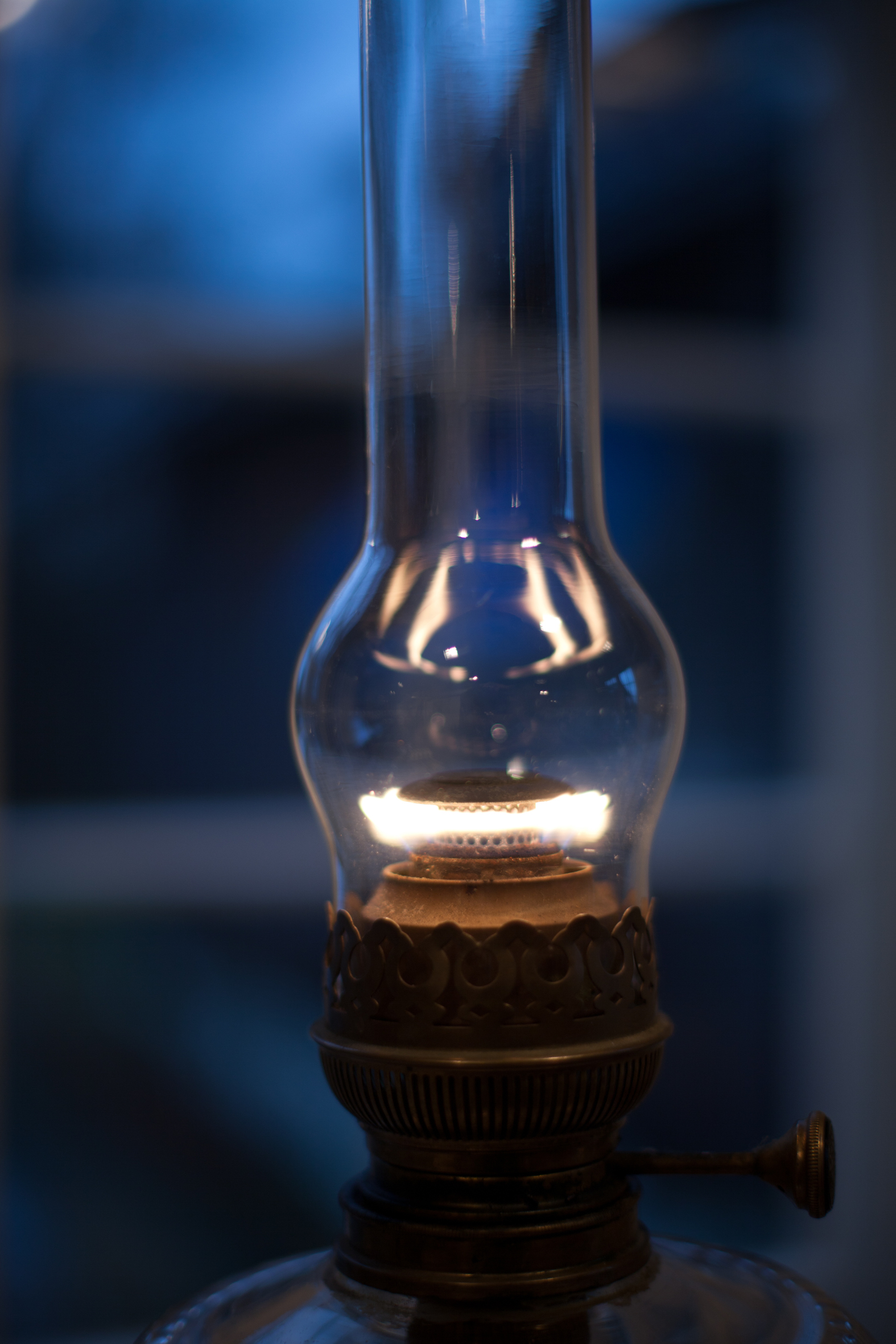 Med spesialolje til parafinlampen unngår du parafinlukt, og får en ren, fin flamme.