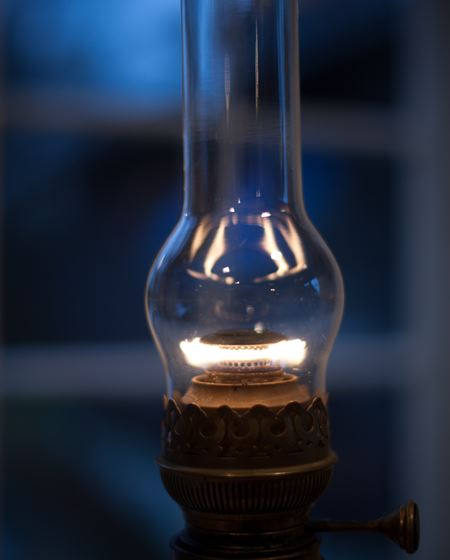 Med spesialolje til parafinlampen unngår du parafinlukt, og får en ren, fin flamme.