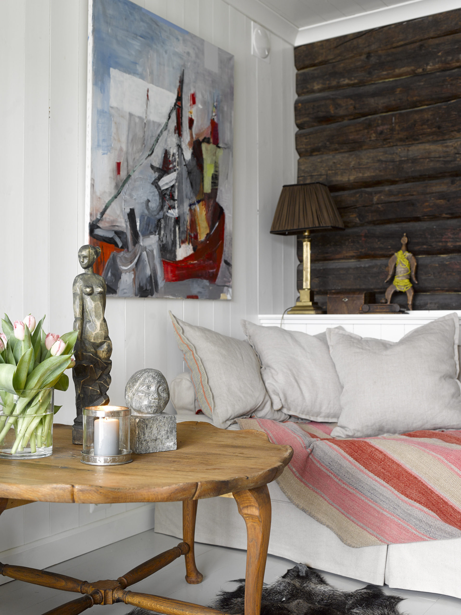 Denne veggen åpenbarte seg da veggplatene fra 60-tallet ble fjernet. Den har fått være i fred, og står i kraftfull kontrast til det hvitmalte panelet (farge 0502-Y). Maleriet (Ellen Skifjeld) trekker den mørke fargen over til det hvite. 