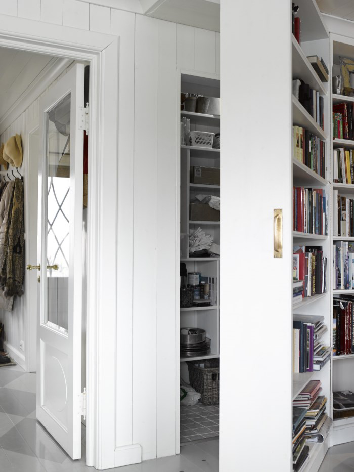 HEMMELIG ROM: Her har bokhyllen fått ytterligere en funksjon, som dør til en hemmelig bod. (Foto: Per Erik Jæger/ifi.no)