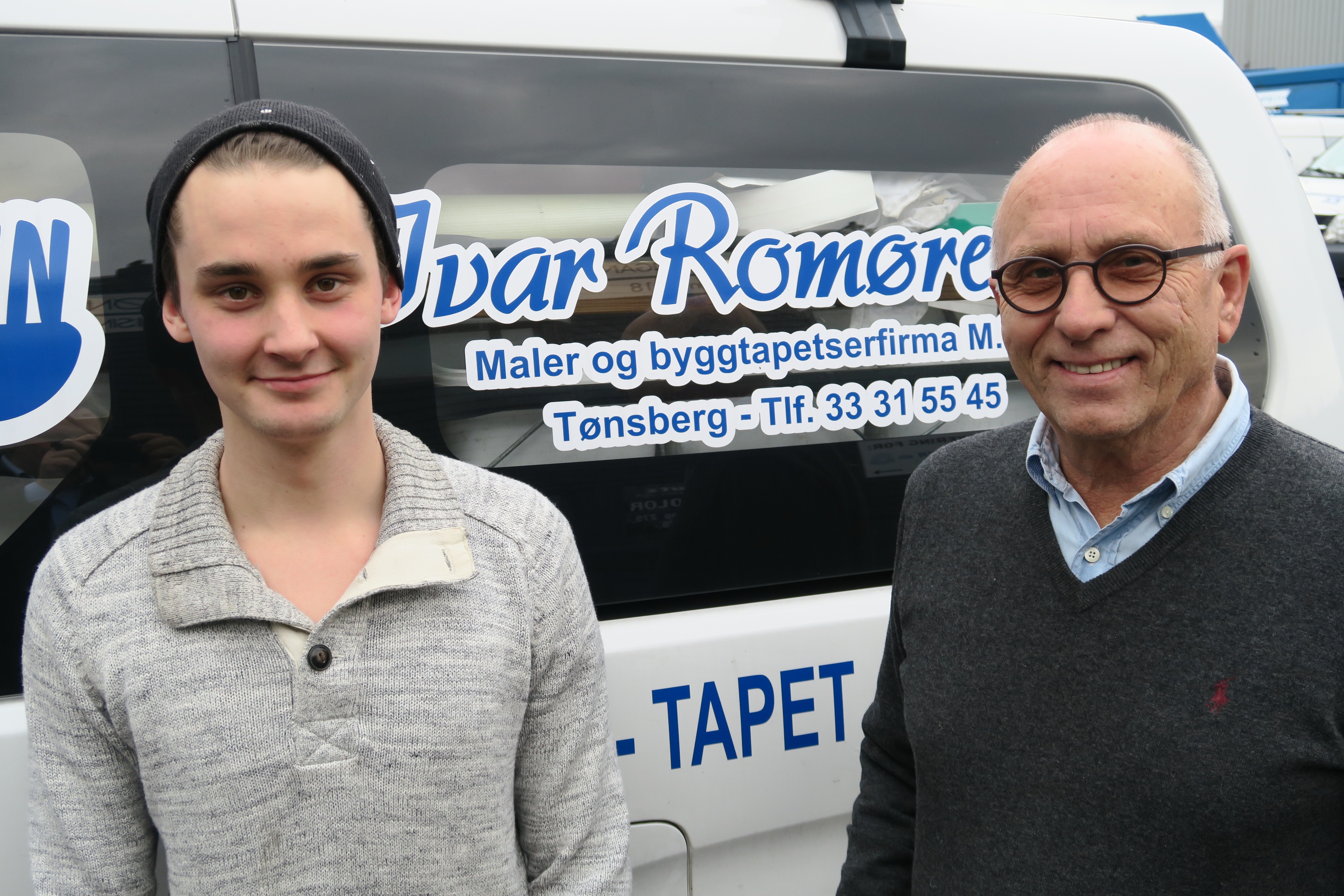 LÆRER AV DE BESTE: Michael Stark er lærling hos Maler- og Byggtapetserfirmaet Ivar Romøren AS. Malermester Finn Åge Romøren er stolt av 21-åringen.