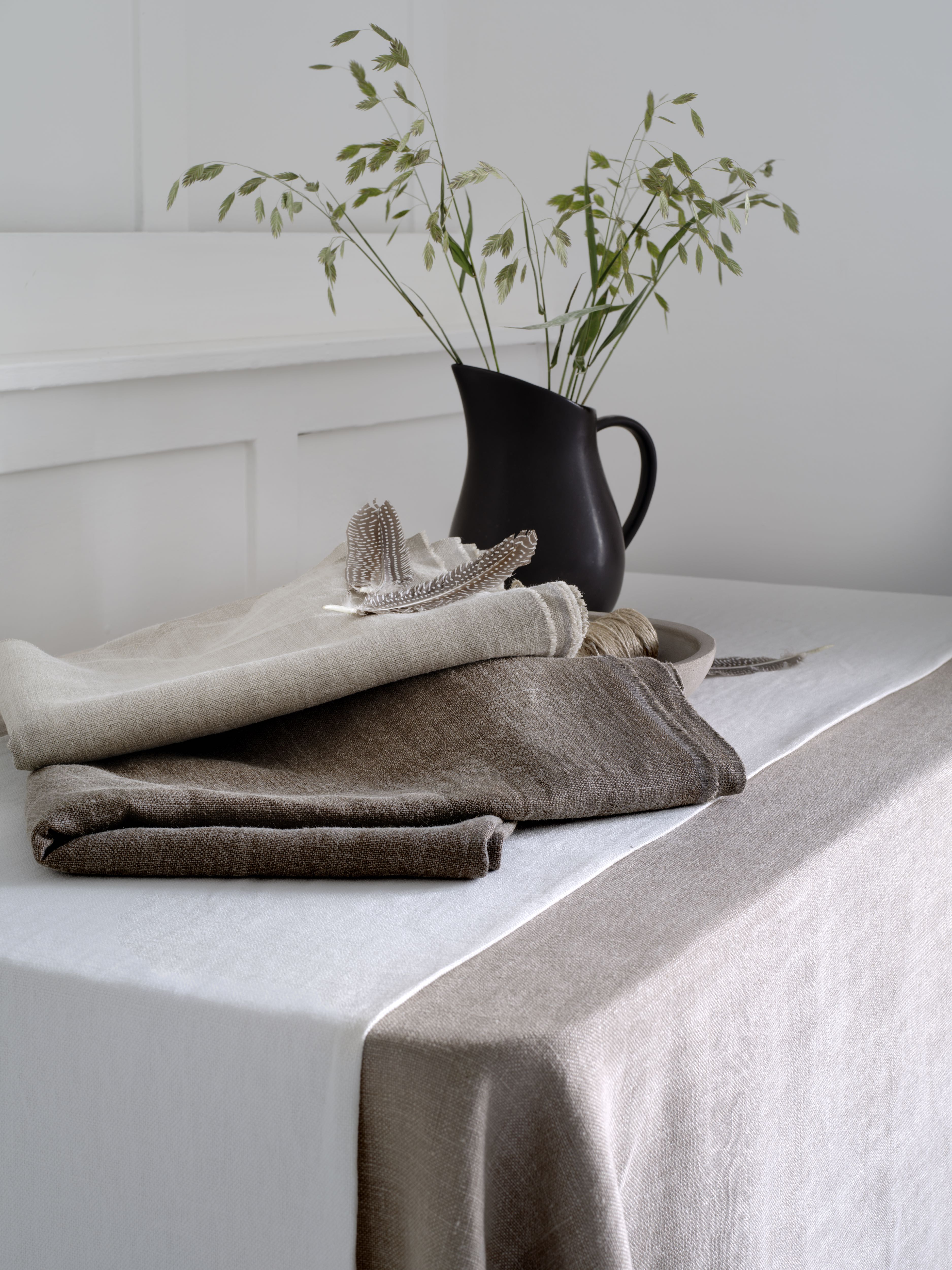 Naturmaterialer med matte overflater i varierende tekstur skaper en dempet og rolig atmosfære.