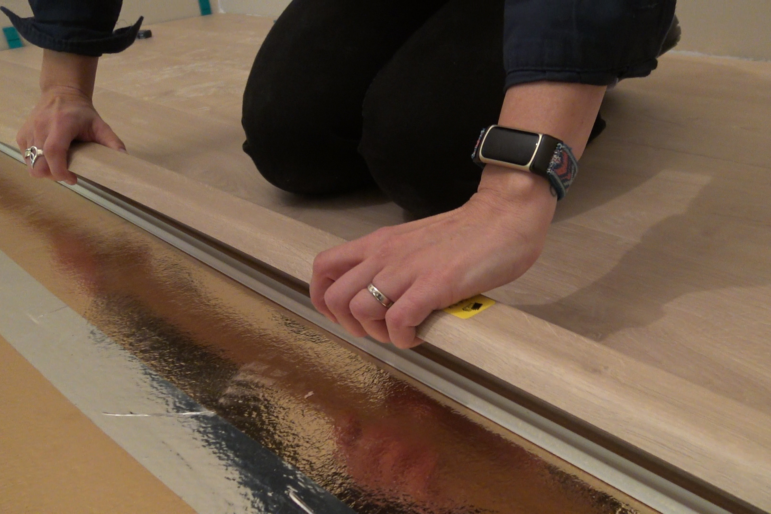 laminatgulv legges med en avslutningslist. 