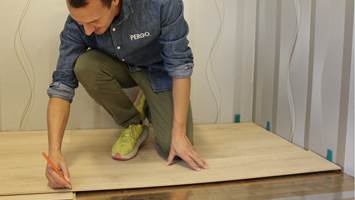 Med laminatgulv får du et gulv som tåler hverdagslivet godt og som kommer i mange farger og format. I denne filmen viser Fredrik Sømod hos Pergo legging av gulvet, og til slutt hvordan du monterer en matchende list.