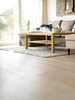 ANSIKTSLØFT: Et nytt, flott gulv i stua gir et løft til boligen og interiøret.