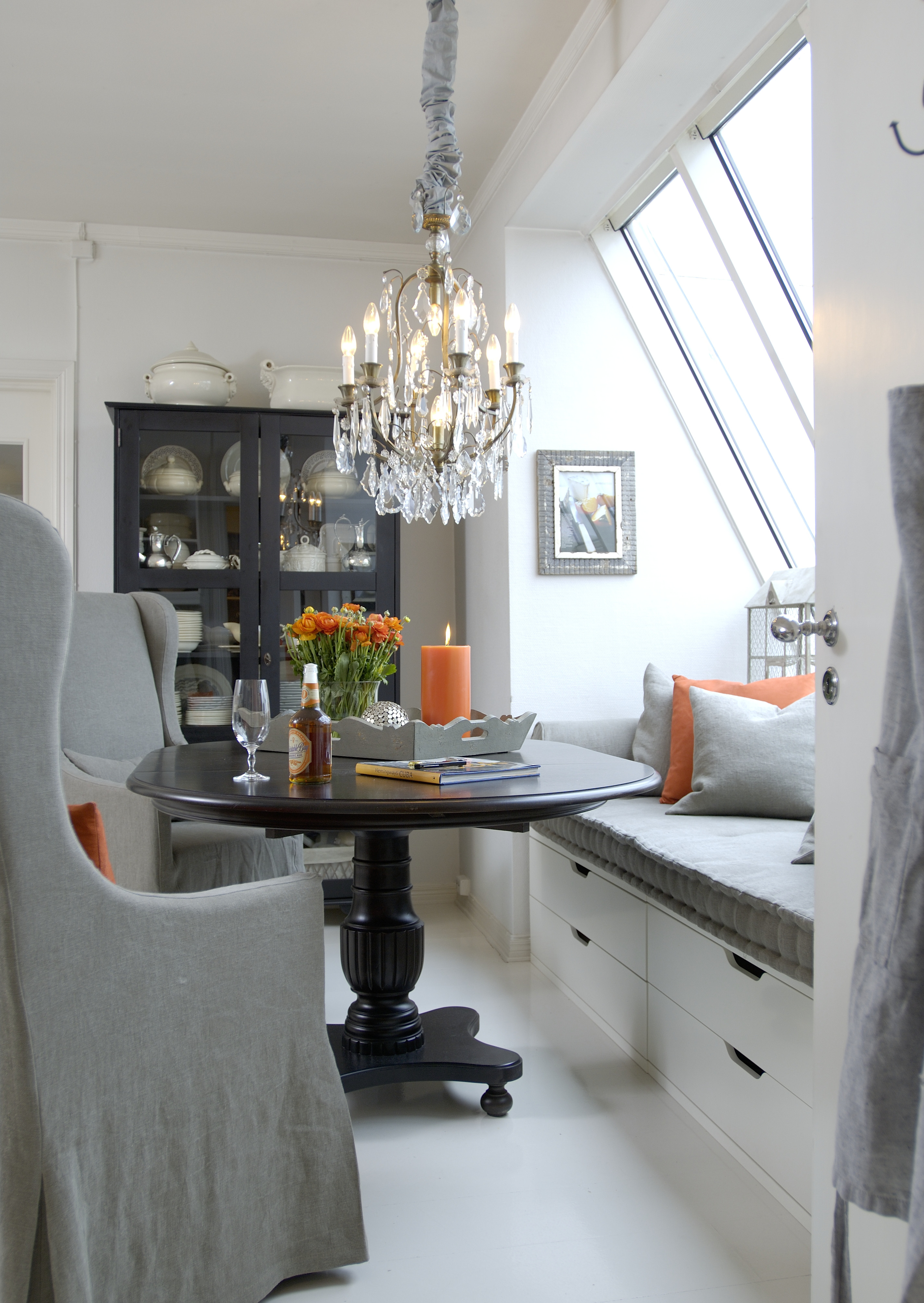 LEIRBÅLET: Et kubbelys på spisebordet gir følelsen av leirbål. Det er ofte ikke mer som skal til. Interiør fra Green Apple.