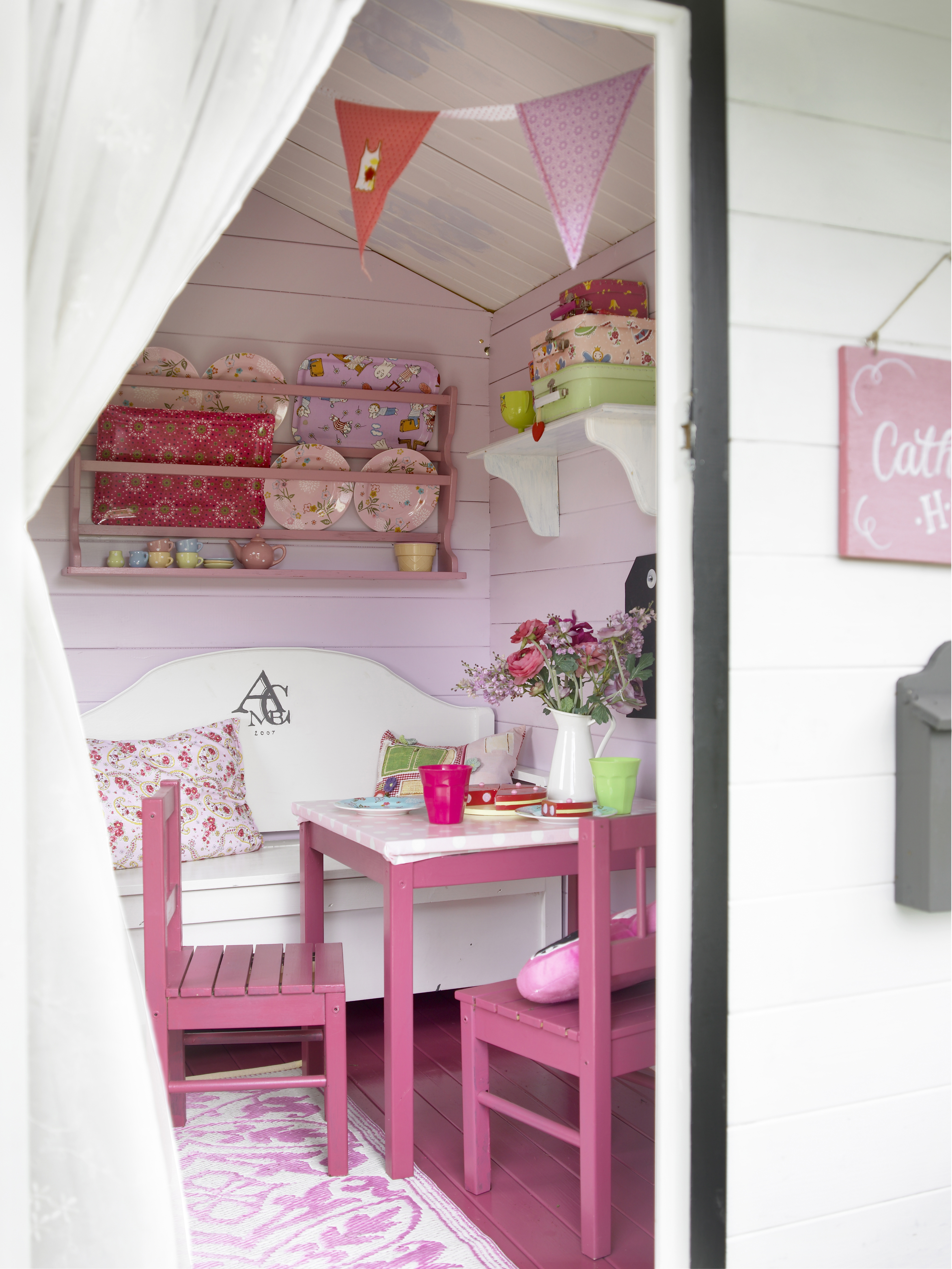 Sofabenken var julegave fra bestefar, og den ble malt hvit. Tallerkenhylla på veggen er fra brukthandelen, men ble som ny etter et par strøk maling.