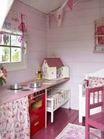Kjøkkenbenken er en hobbyplate som ble malt rosa, og 