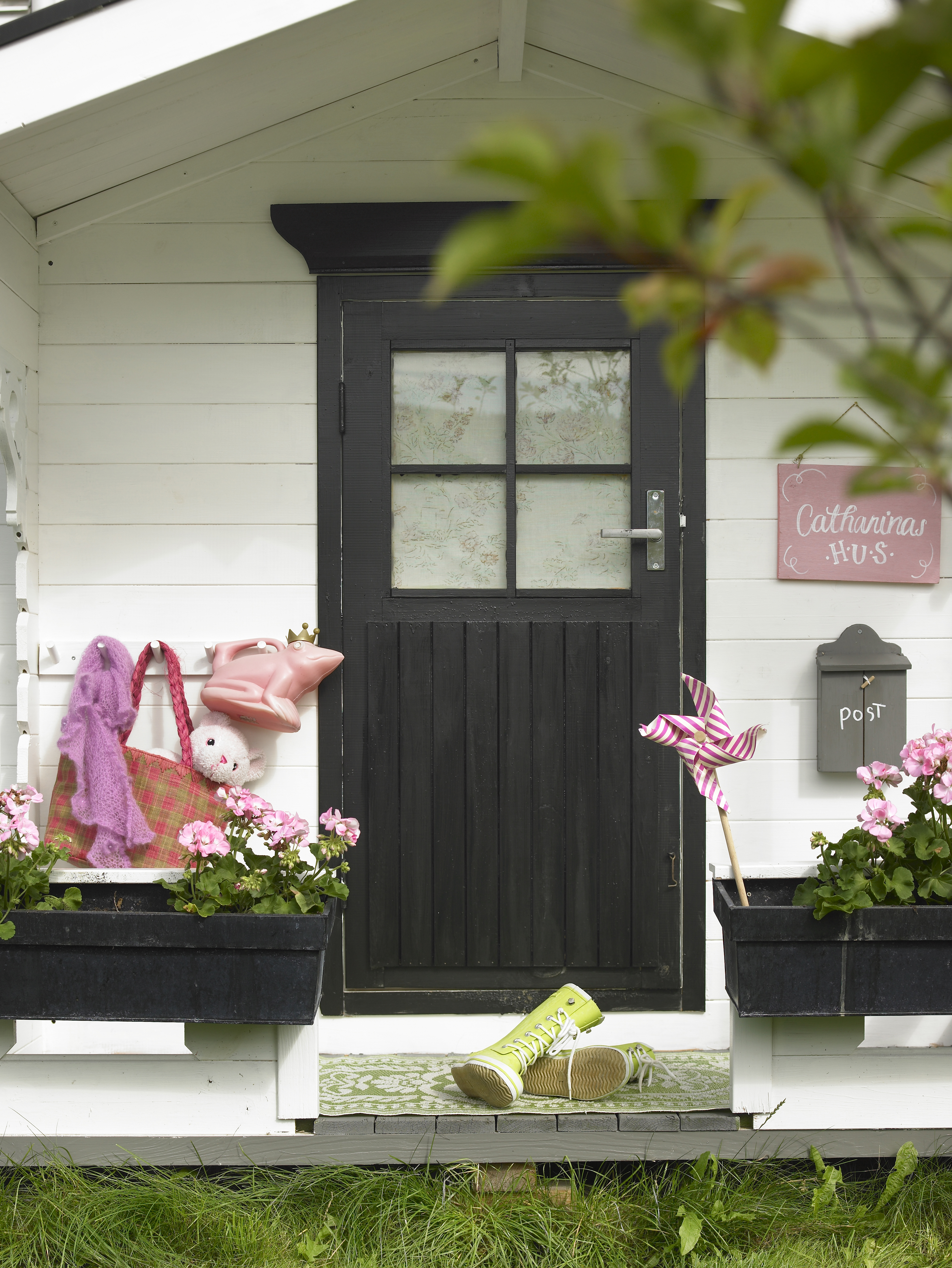 En nevenyttig bestefar laget postkasse og lemmer ved vinduene, og det ble montert belistning rundt døren, søyler og dekorative 