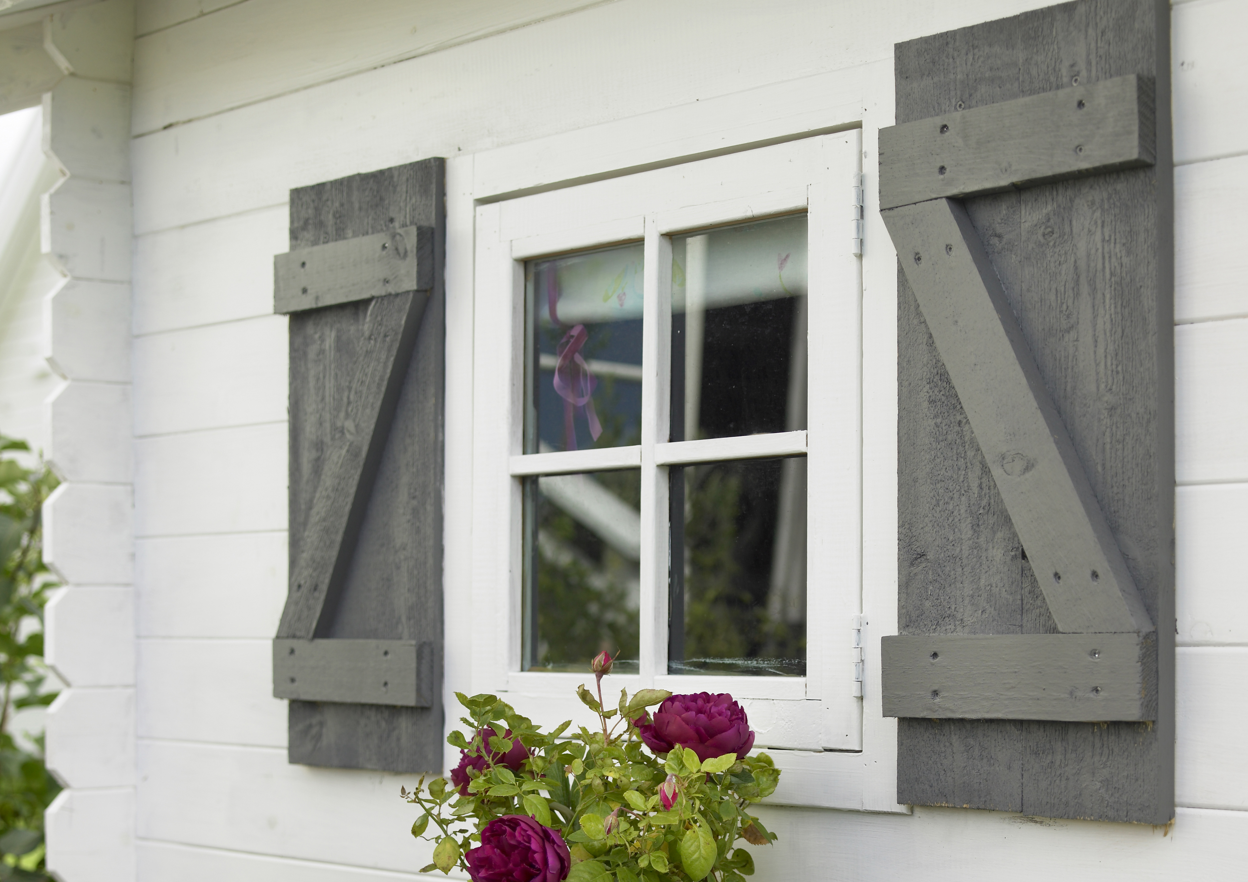Utvendig oppussing av huset ble gjort med rester fra hovedhuset, ettersom familien hadde både maling og takpapp liggende. 