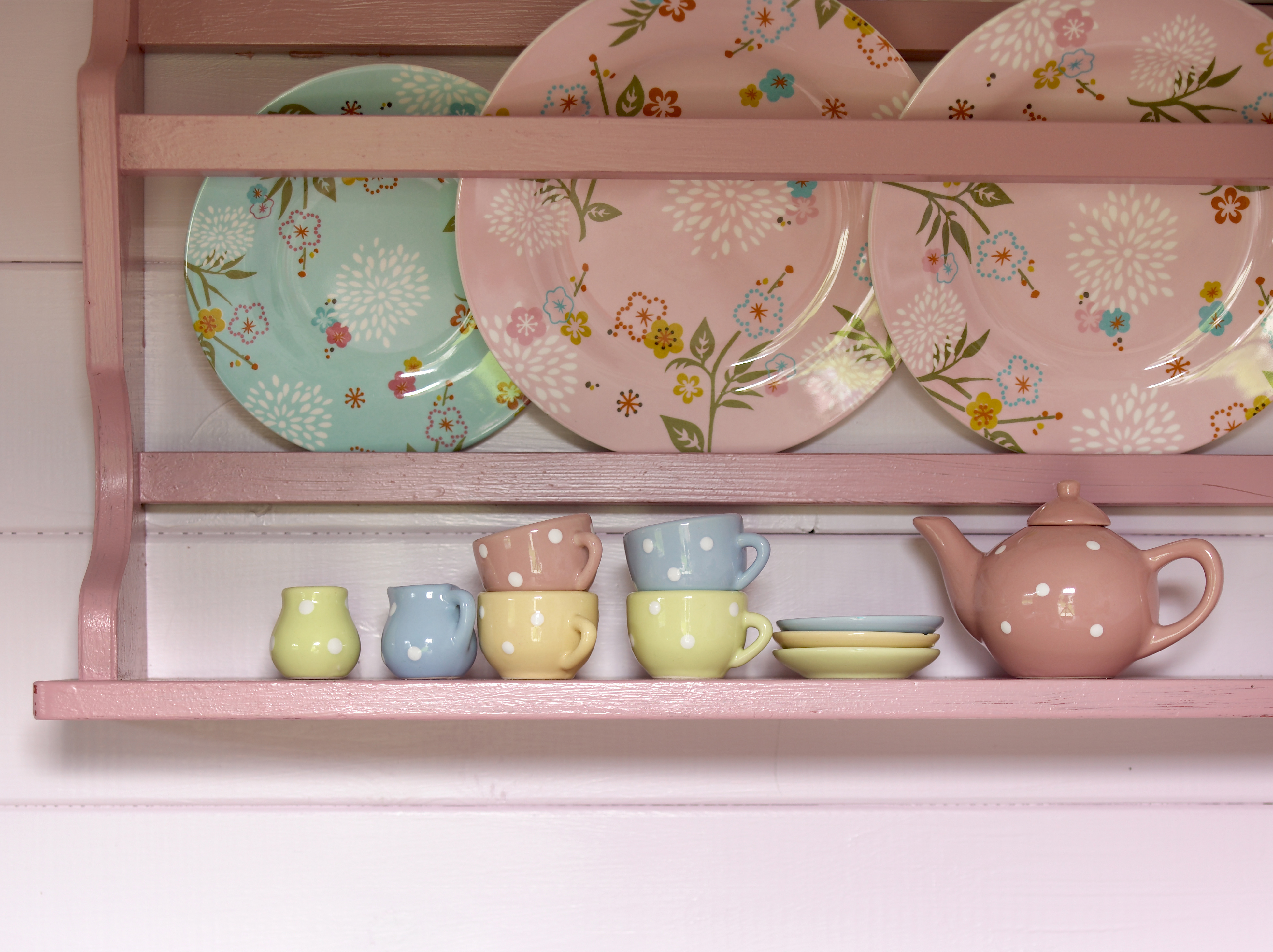  Interiørdesigneren valgte en rosa-rød farge både fordi det ble stilig og fordi skitten ikke synes så lett. 