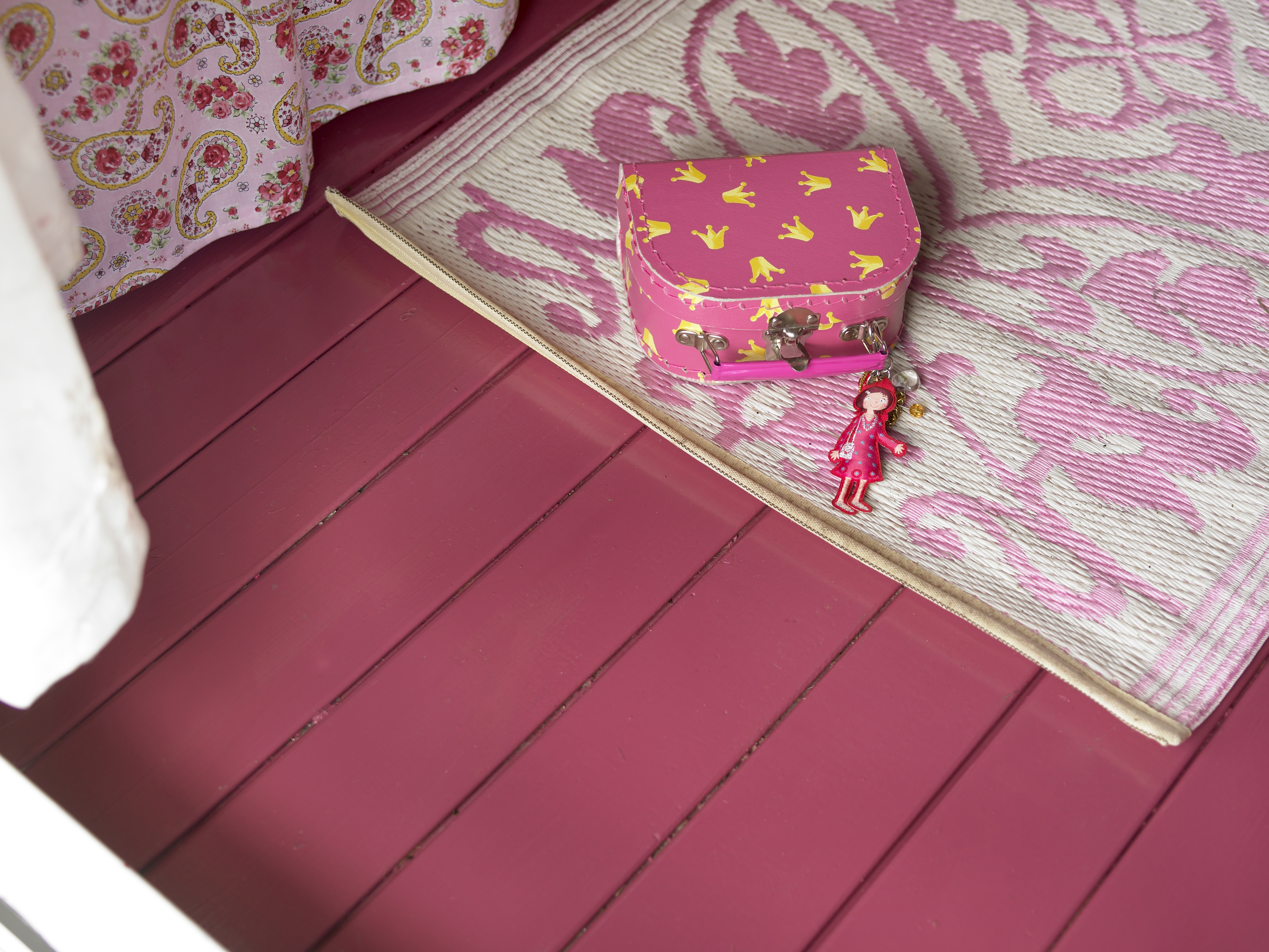 Gulvet ble også malt rosa - men i en mørkere nyanse enn veggene.