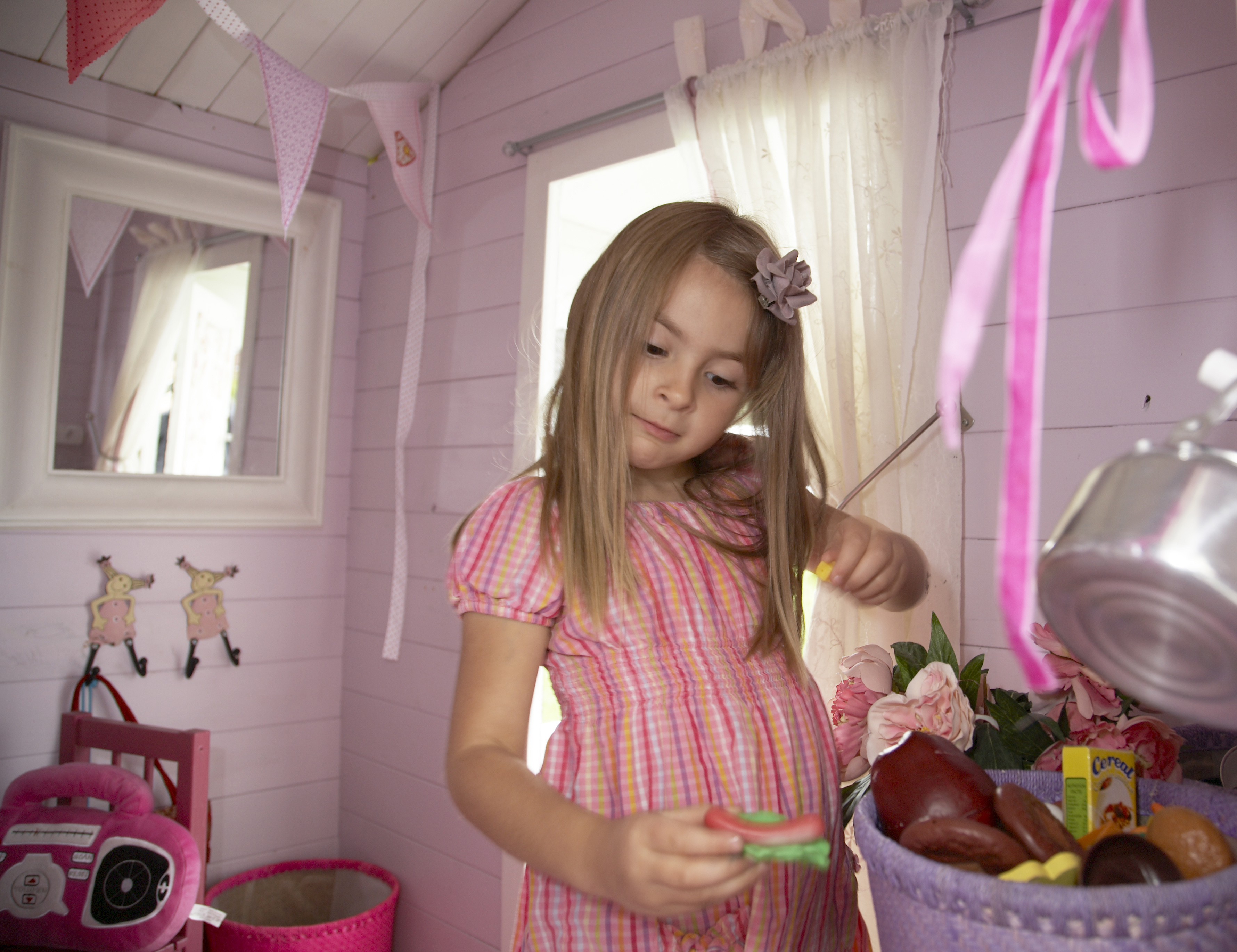 - Foreldrene håpet at Catharina skulle bruke lekestuen mye, og det gjør hun virkelig! Når venninnene kommer på besøk, iler de inn i huset og styrer og ordner fælt, sier Brenne. 