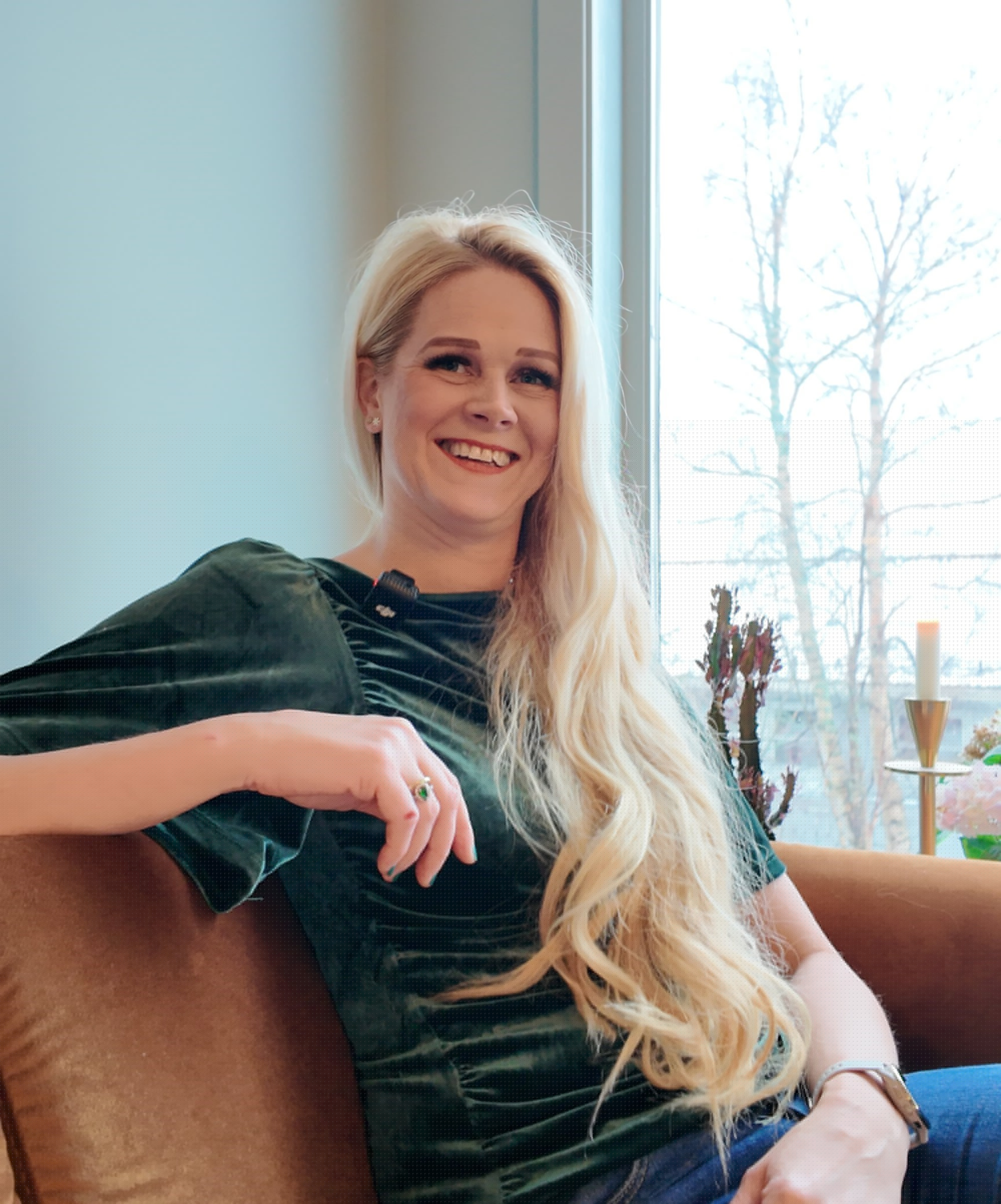 dame lyst hår grønn vegg