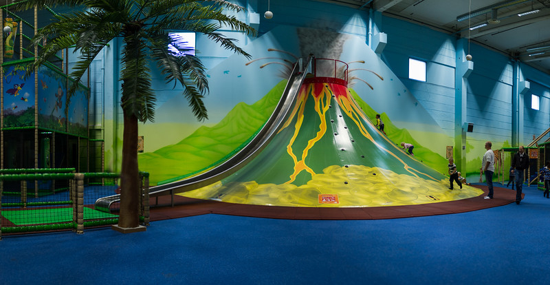 LEKELAND: Hos Leos Lekeland i Trondheim har Talseth og Husby f&aring;tt leke seg med farger og materialer. &ndash; Vi har gjort alt fra gulv til tak. Alle bursdagsrommene har ulike temaer. Det er blitt r&aring;stilig, sier Lars Erik Saltr&oslash;.