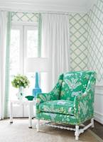 <b>GRØNT:</b> Sommerlig og lett – og en deilig, innbydende stol trukket i et lekkert, mønstret tekstil fra Thibaut/Green Apple. Tapetet er fra samme kolleksjon.