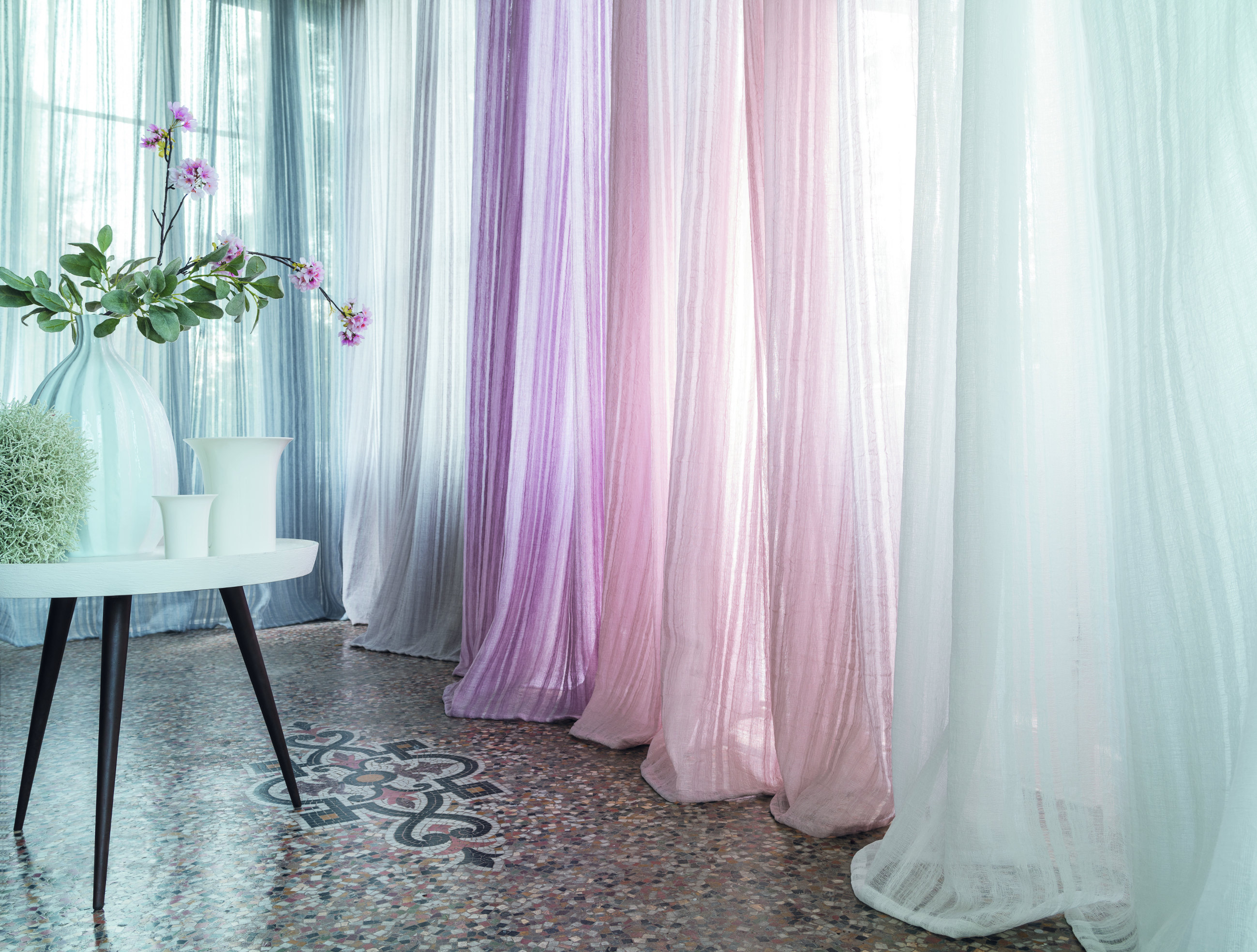 LETT OG DOBBELT: Lette tekstiler i dobbel bredde stenger for innsyn og demper akustikk. (Foto: Green Apple)