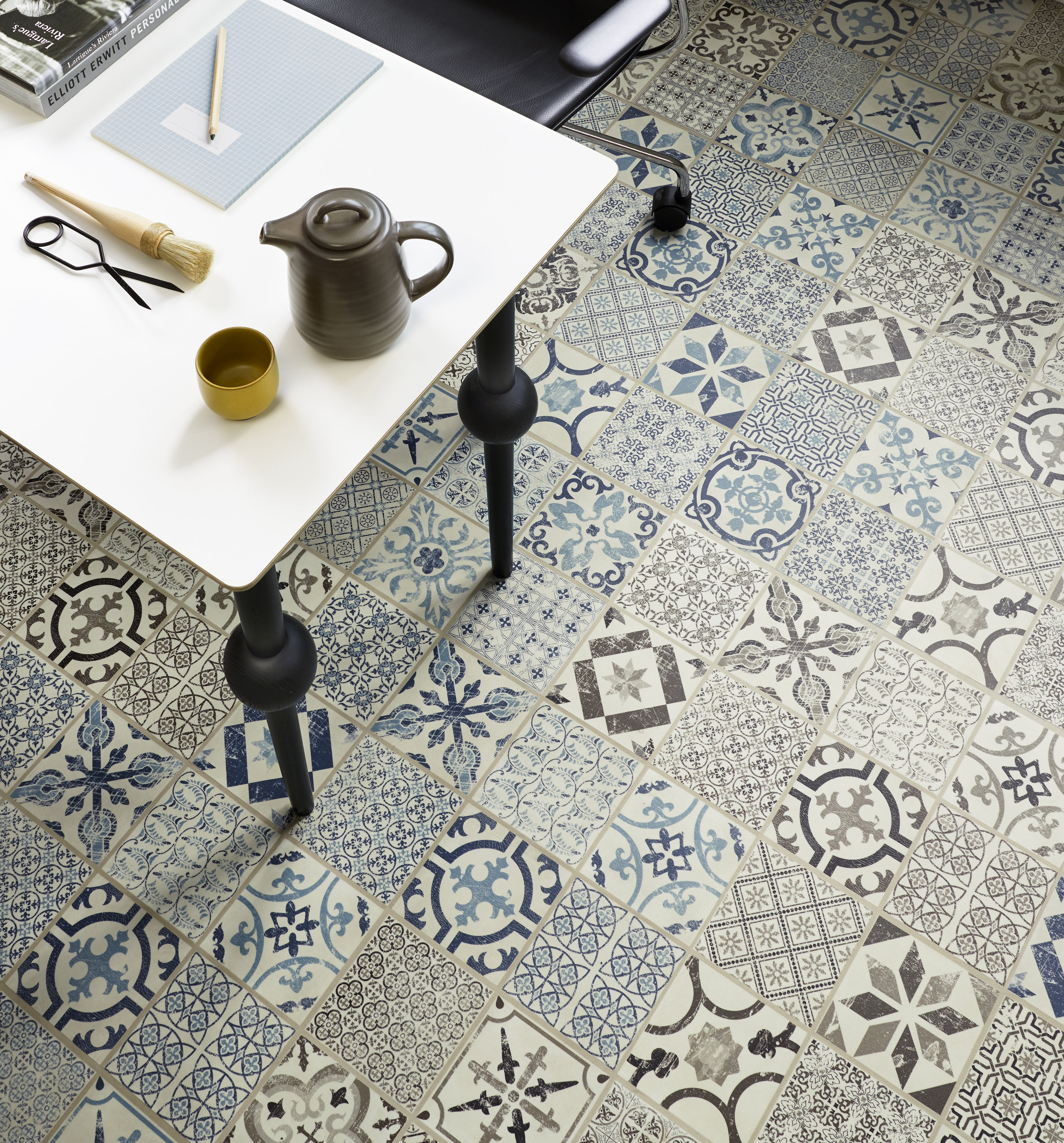  FTALATFRITT: Med lave utslippsverdier og uten ftalater bidrar Tarketts vinylgulv til et bedre inneklima og tar hensyn til miljøet. Her er det marokkanskinspirerte «Retro Indigo» og «Retro Black White» lagt i lappeteppemønster.