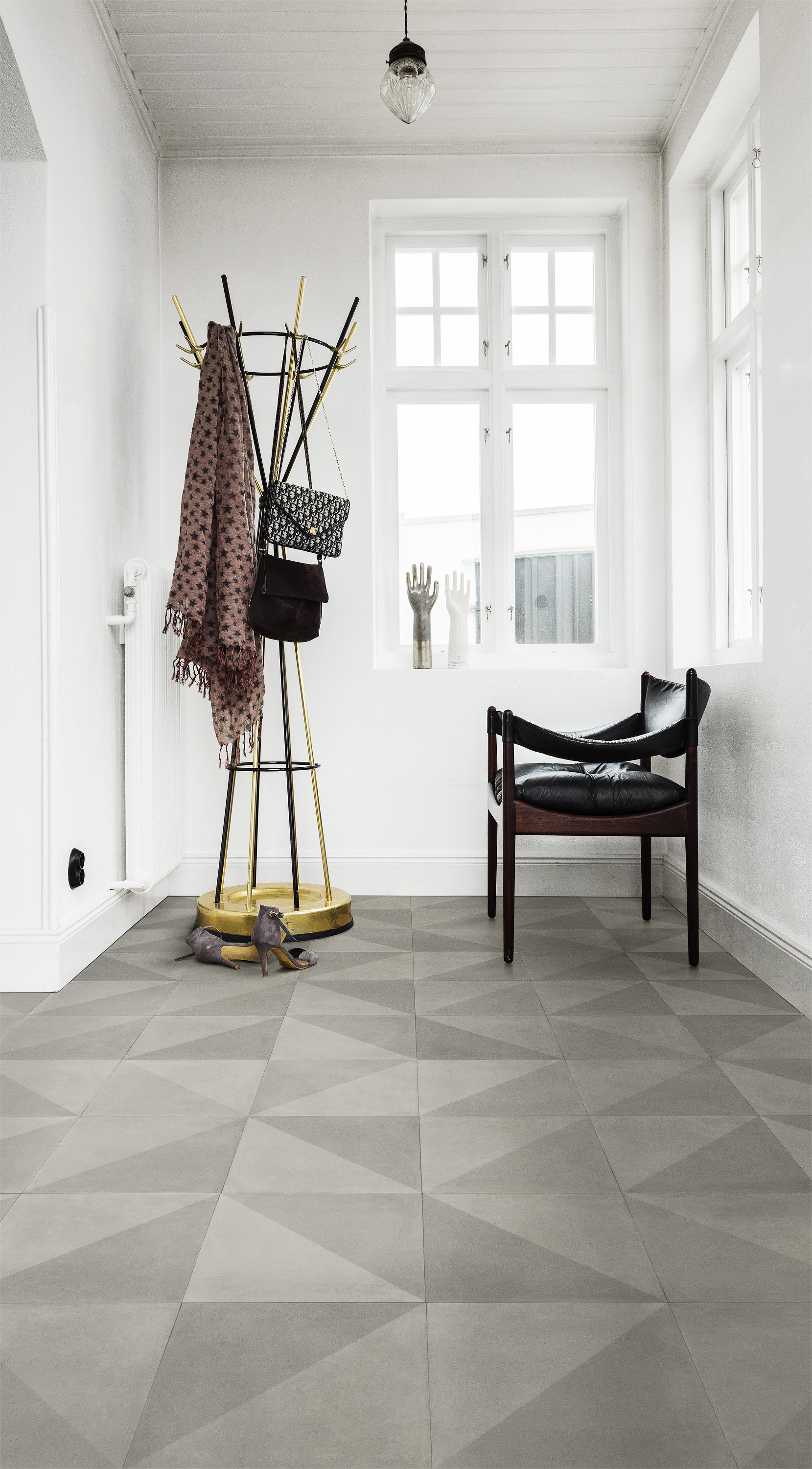  GRAFISK:  Harlequinmønsteret «Tile Diagonal Light Grey» er en av de mønstrede nyhetene i serien Tarkett Extra.