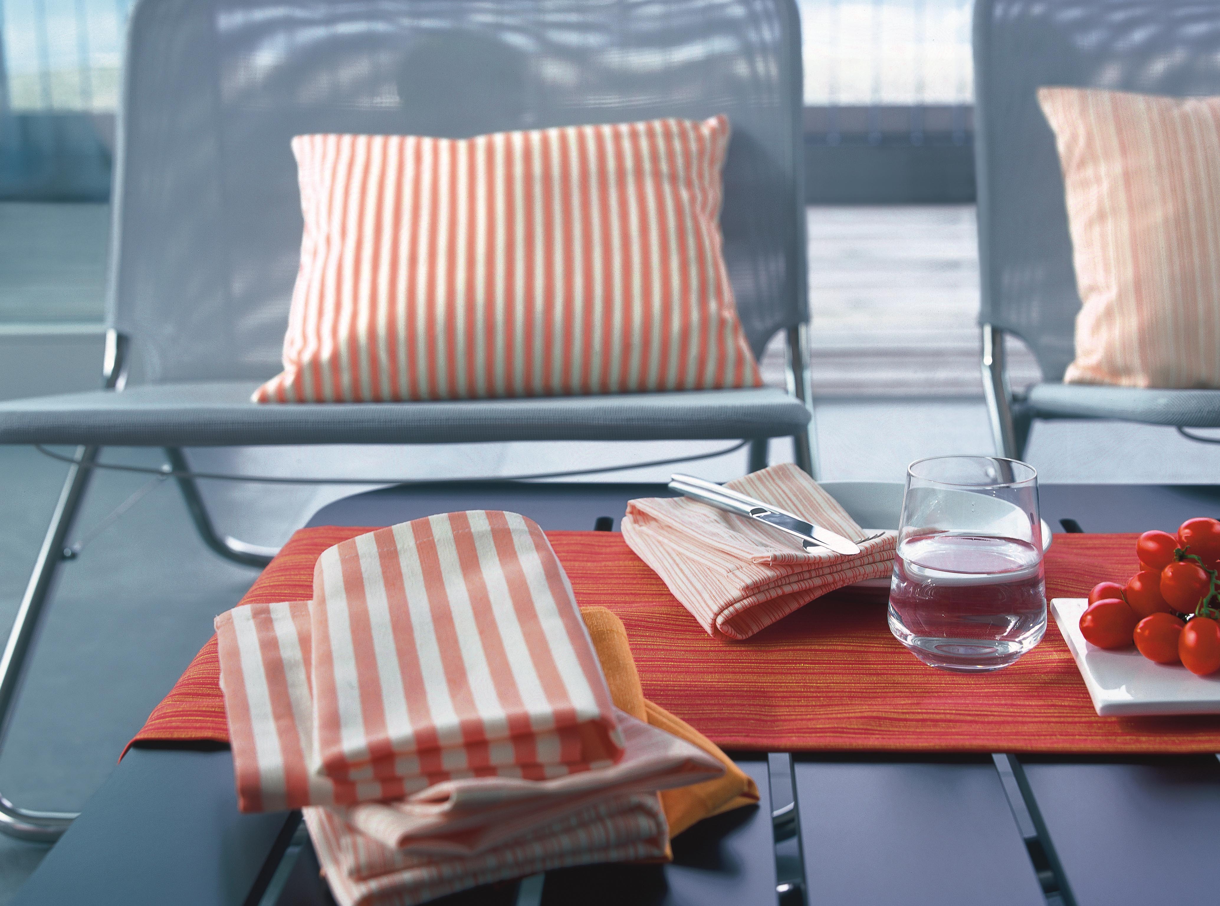 LEVER LENGE: Utendørstekstiler er laget for å tåle litt ekstra. Da kan de trygt pynte opp ute. (Foto: INTAG)  